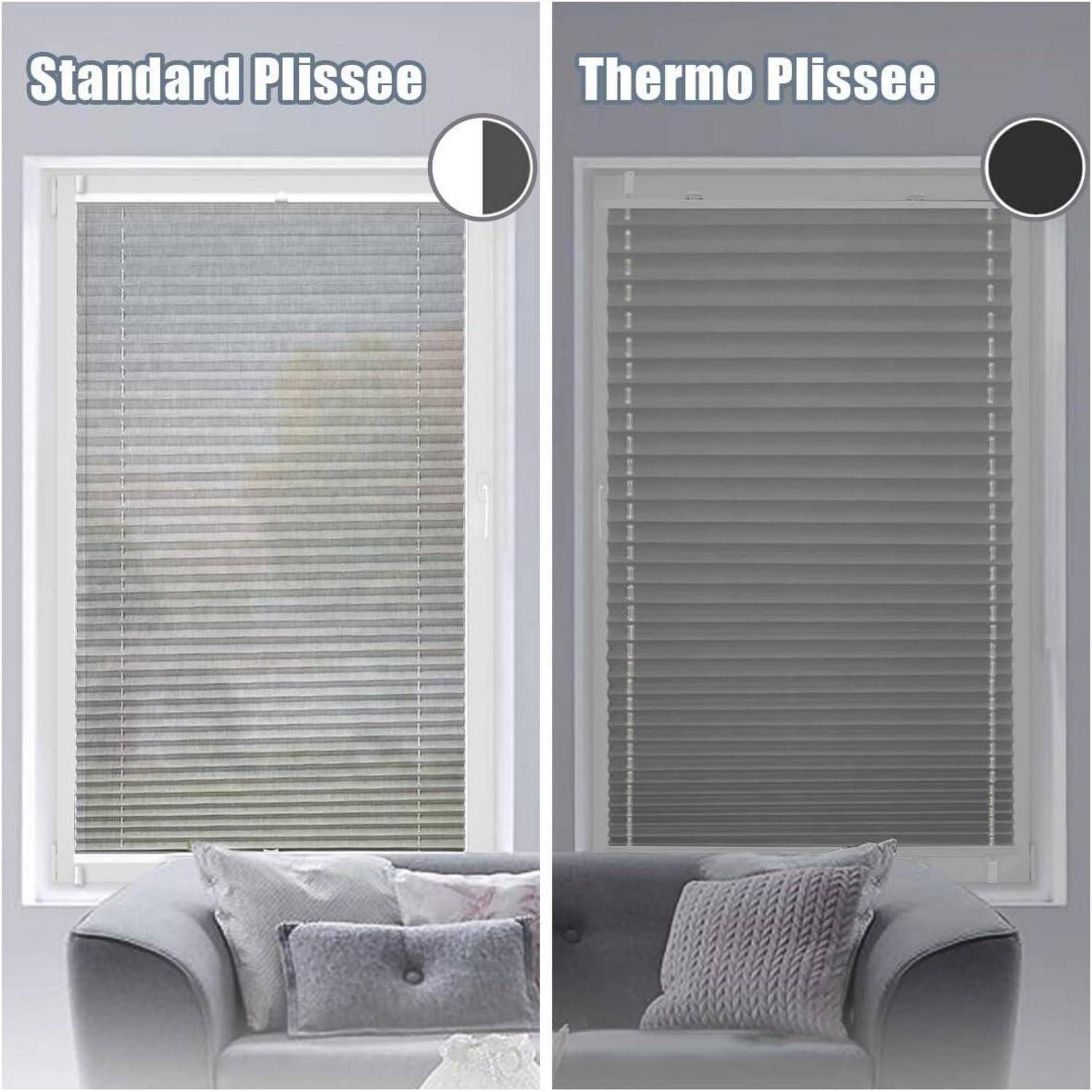 Vergleich von 'Standard Plissee' und 'Thermo Plissee' an Fenstern. Standard ist heller, Thermo ist dunkler und verbessert die Raumisolierung.