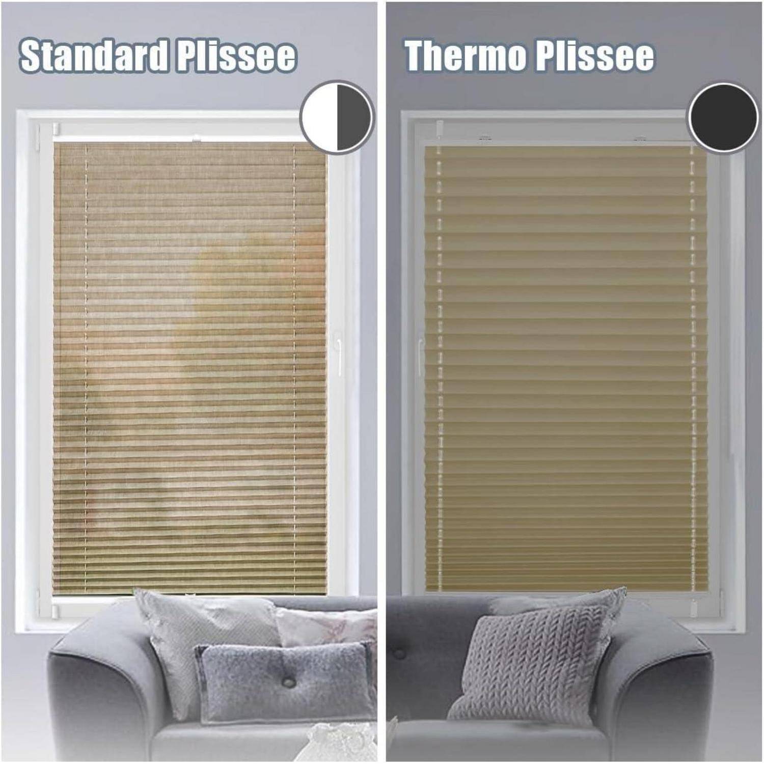 „Vergleich zweier Jalousien: Links eine lichtdurchlässige Standard-Plissee, rechts eine undurchsichtige Thermo-Plissee. Wohnzimmerumgebung.