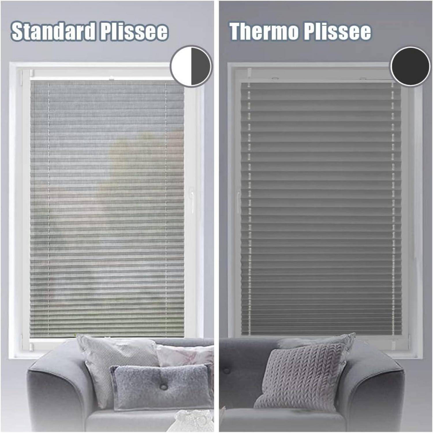 Vergleich von Fensterjalousien: Standard Plissee links, lässt Licht herein; Thermo Plissee rechts, blockiert mehr Licht; beide über einem Sofa.