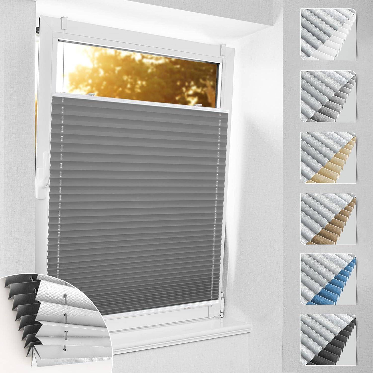 Ein Fenster mit grauen Plissee-Jalousien, die teilweise geöffnet sind und das Licht des Sonnenuntergangs von draußen durchlassen. Seitliche Displays zeigen verschiedene Farboptionen für die Jalousien.