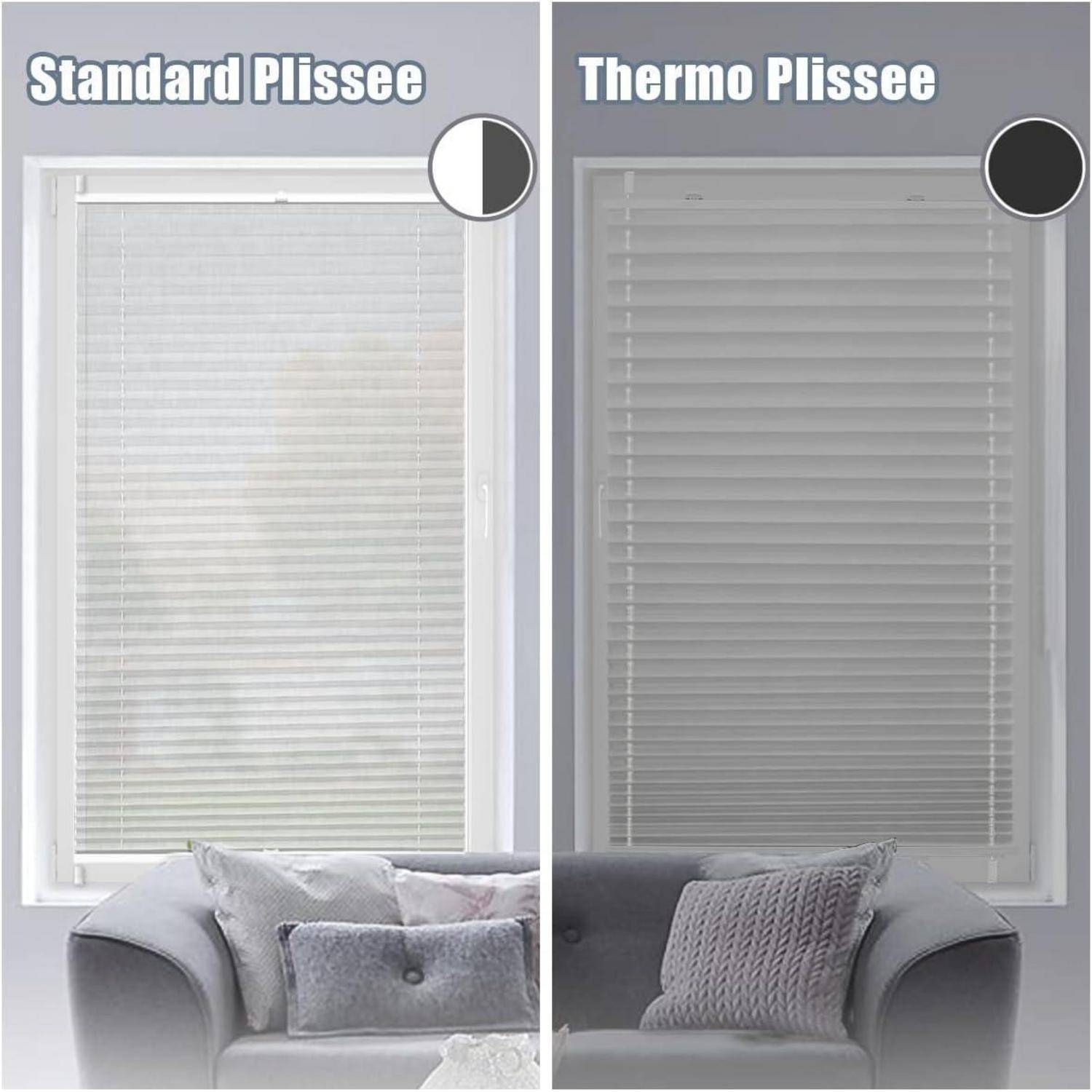 Vergleich von Plissees vom Typ 'Standard Plissee' und 'Thermo Plissee' an einem Fenster mit sichtbaren Lichtunterschieden. Sofa mit Kissen darunter.