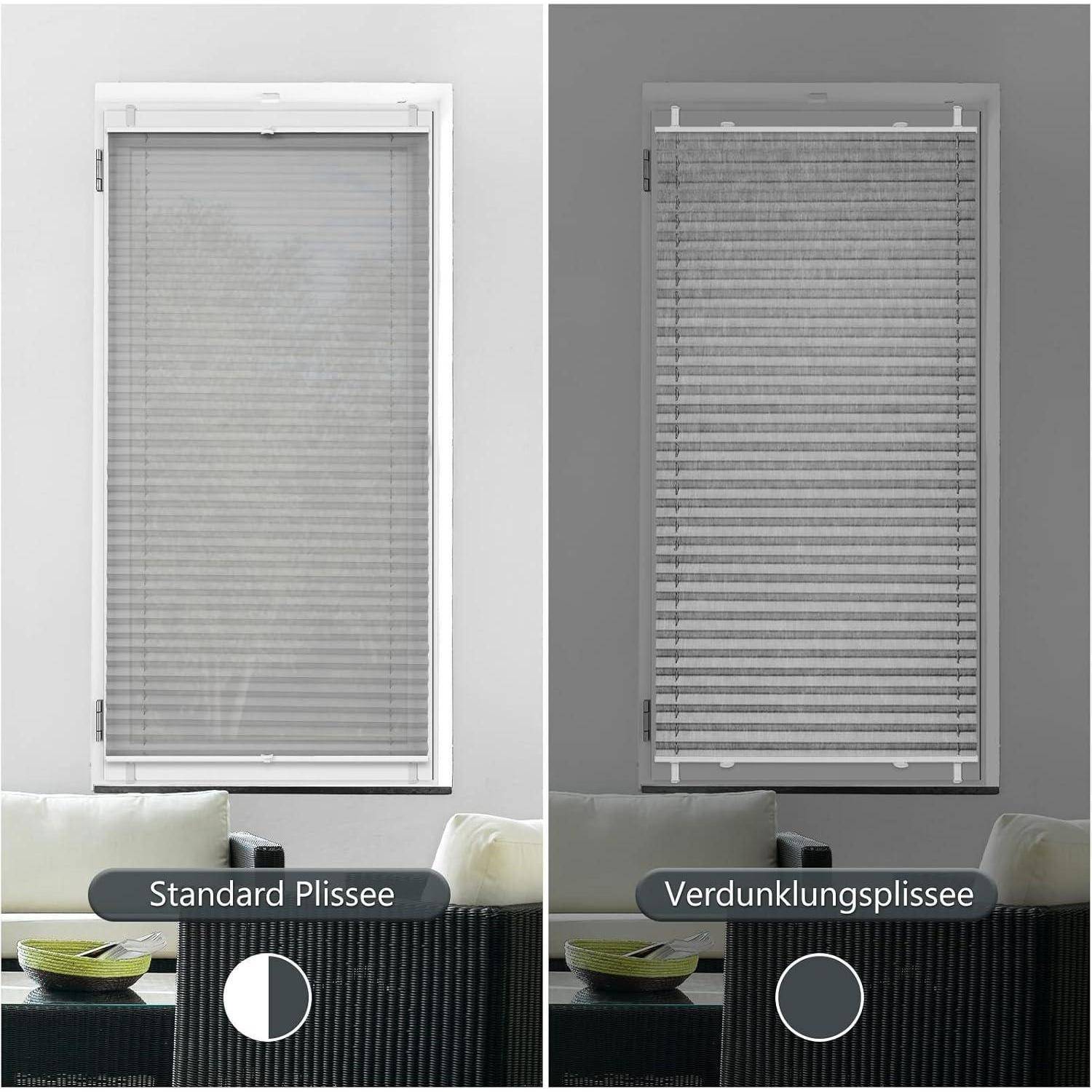 Vergleich zweier Jalousien: ‚Standard Plissee' links zeigt einen helleren Schatten, ‚Verdunklungsplissee' rechts ist dunkler.