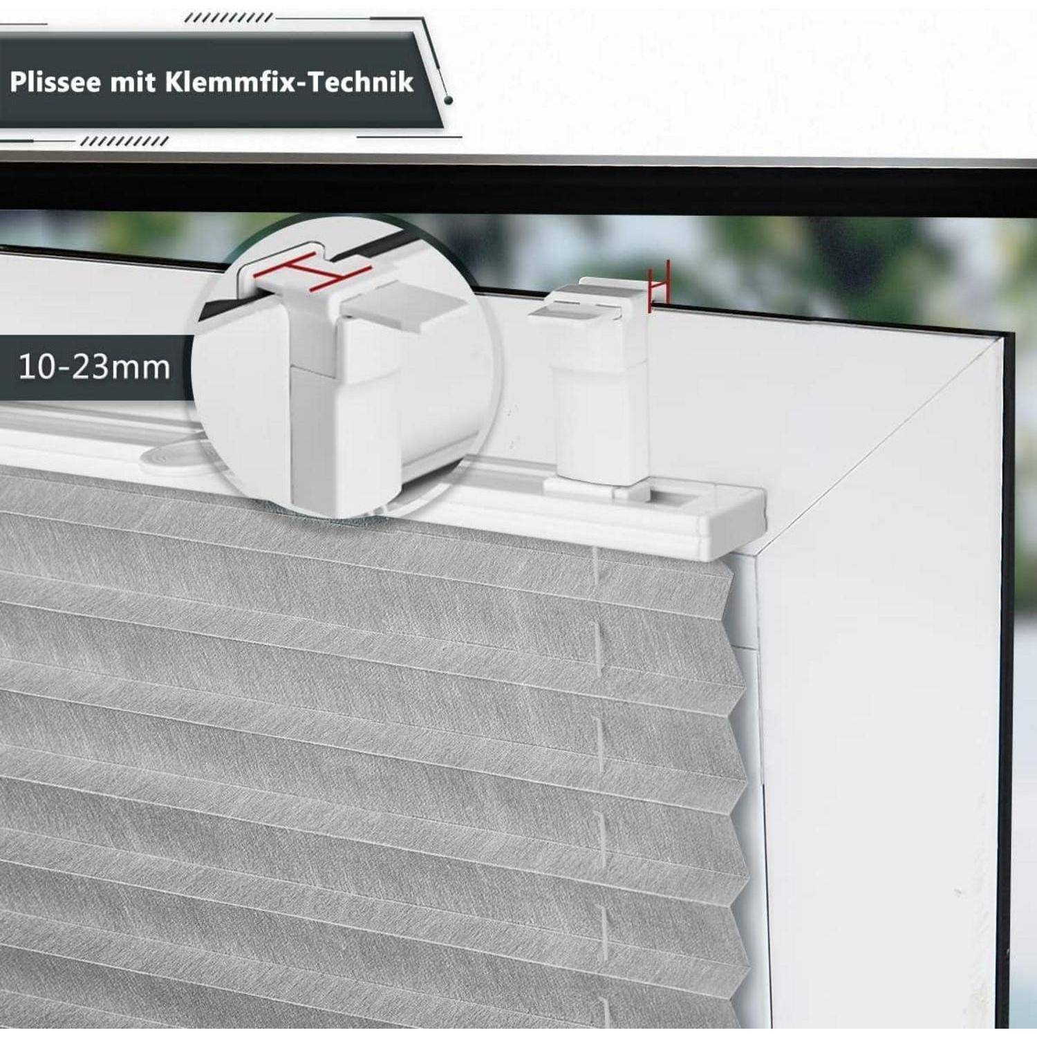 Graue Faltenjalousie mit Klemmtechnologie an einem Fenster gezeigt, mit einer Nahaufnahme des Befestigungsclips, beschriftet mit '10-23mm'.