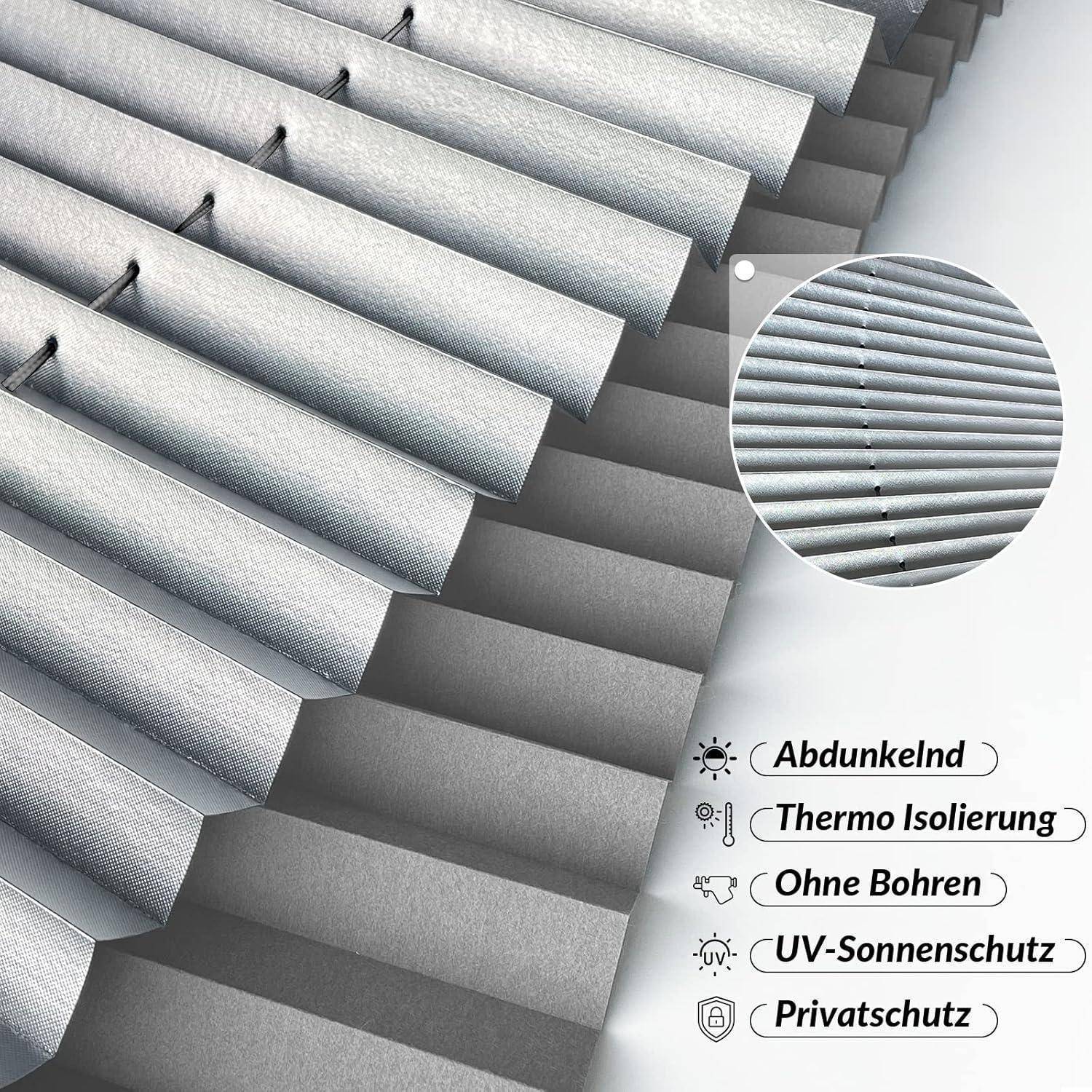 Eine Nahaufnahme von grauen Plissee-Jalousien, die Textur und Design zeigen. Eingesetzter Kreis zeigt Detail. Beschriftungen geben Merkmale an: 'Verdunkelnd', 'Thermo-Isolierung', 'UV-Sonnenschutz', 'Sichtschutz'.