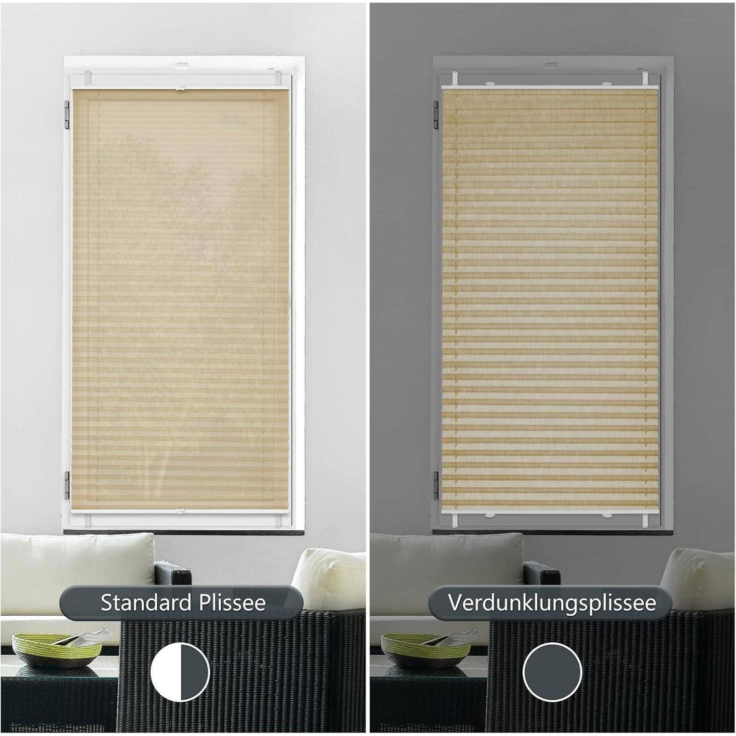 Vergleich zweier Plissees: Die linke Seite zeigt ein 'Standard Plissee' mit lichtdurchlässigem Stoff, während die rechte Seite ein 'Verdunklungsplissee' mit verdunkelndem Stoff darstellt.