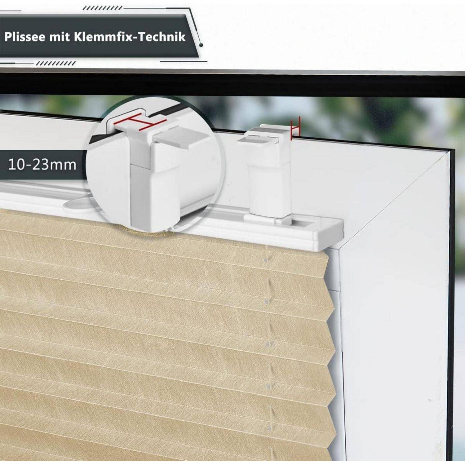Ein beiger Faltenvorhang, der innerhalb eines Fensterrahmens installiert ist und die 'Klemmfix-Technik' für eine einfache Montage aufweist.