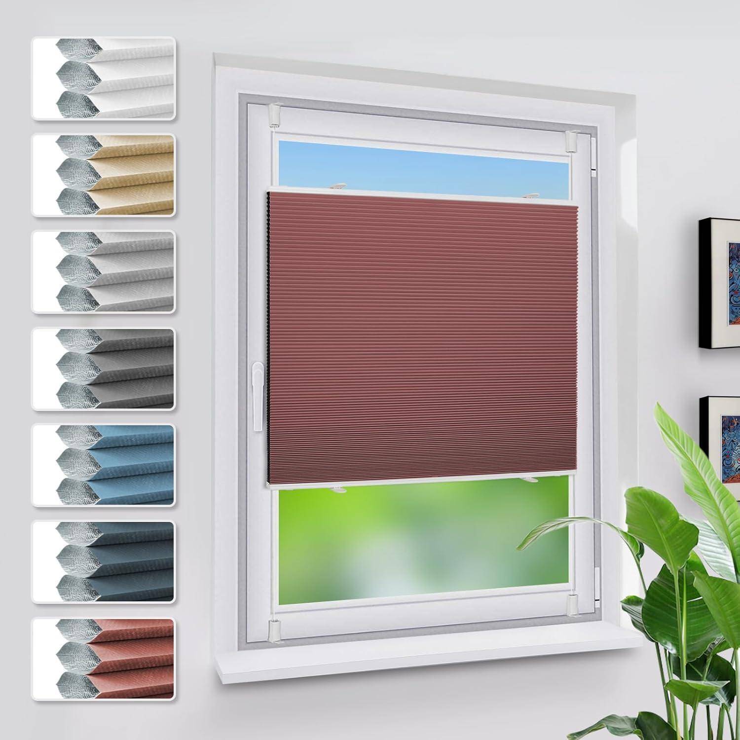 Ein Fenster mit einem halb geschlossenen roten Plissee-Rollo; auf der linken Seite sind Muster verschiedenfarbiger Rollos zu sehen.