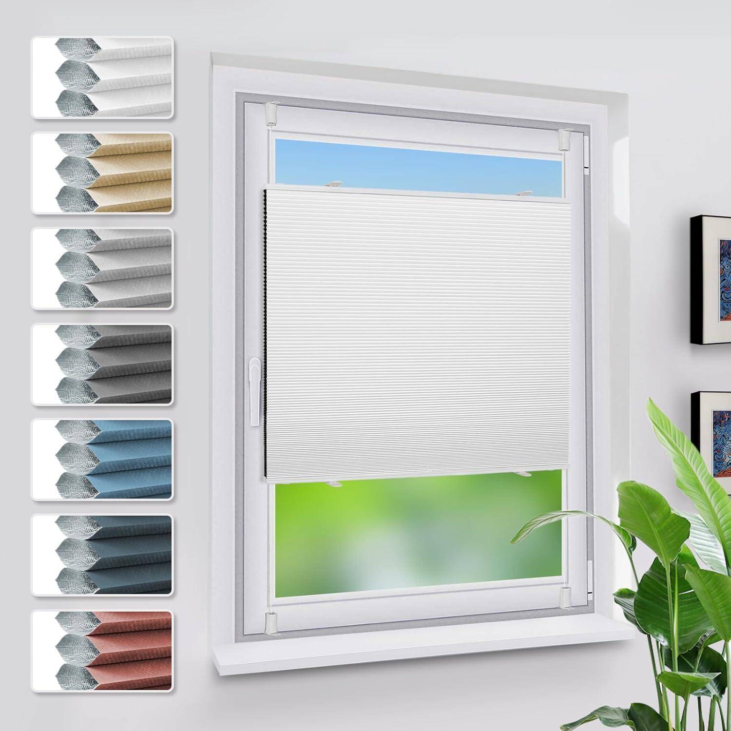Ein Fenster mit einem halb geöffneten weißen Plissee-Rollo. Links davon sind kleine Stoffmuster in verschiedenen Farben vertikal ausgestellt.