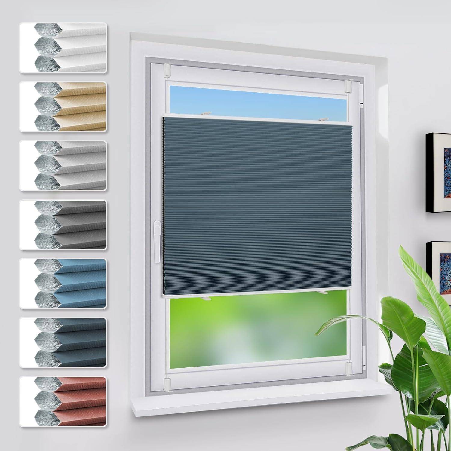 Ein Fenster mit einem blau gefalteten Rollo, der teilweise geöffnet ist und grünes Laub draußen zeigt. Farbmuster verschiedener Rollofarben sind links dargestellt.