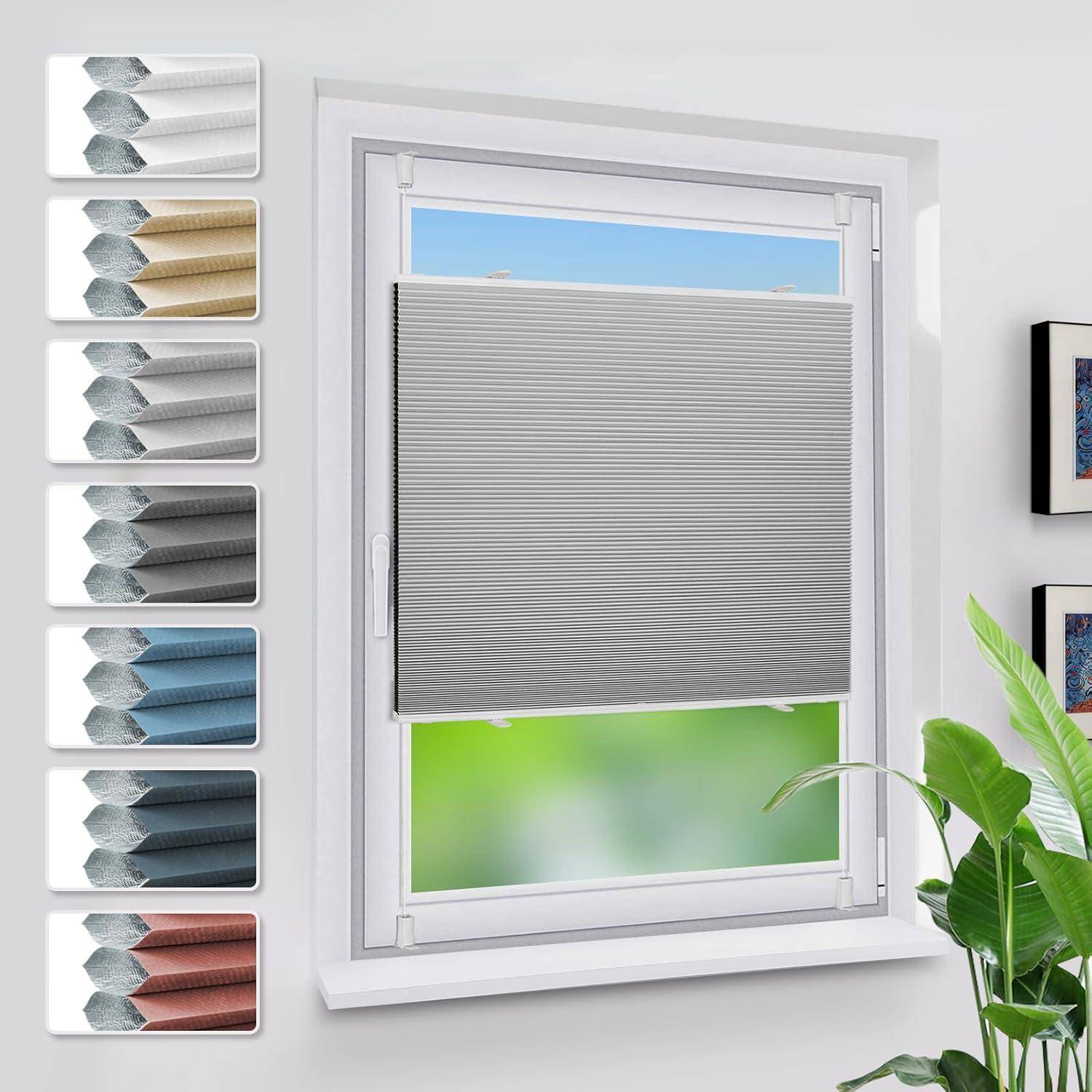 Ein Fenster mit einem teilweise geschlossenen grauen Rollo ist zentriert. Seitlich sind Stoffmuster in verschiedenen Farben ausgestellt.