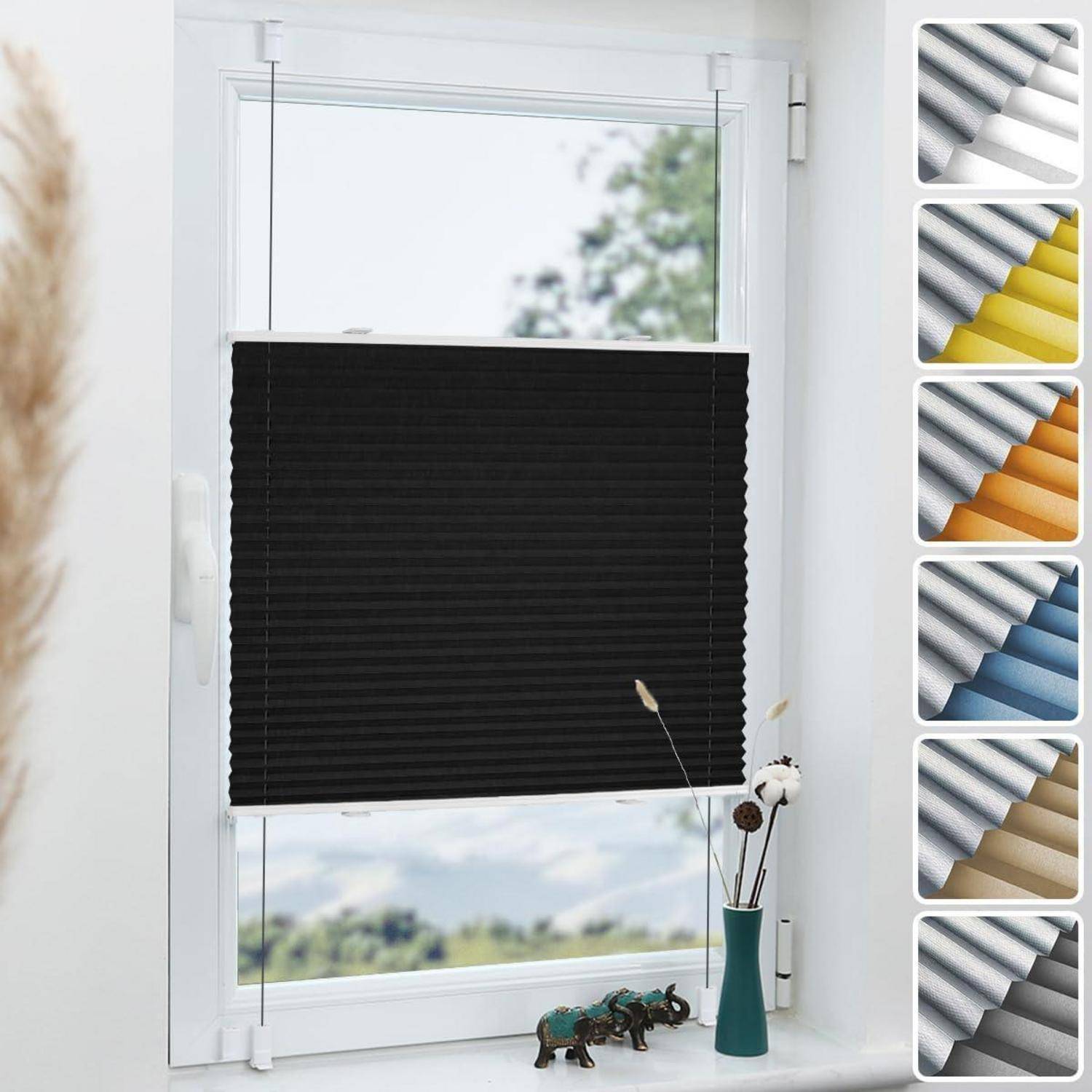 Ein Fenster mit einem teilweise geöffneten schwarzen Plissee-Rollo. Daneben sind Muster von Plissee-Rollos in verschiedenen Farben zu sehen.