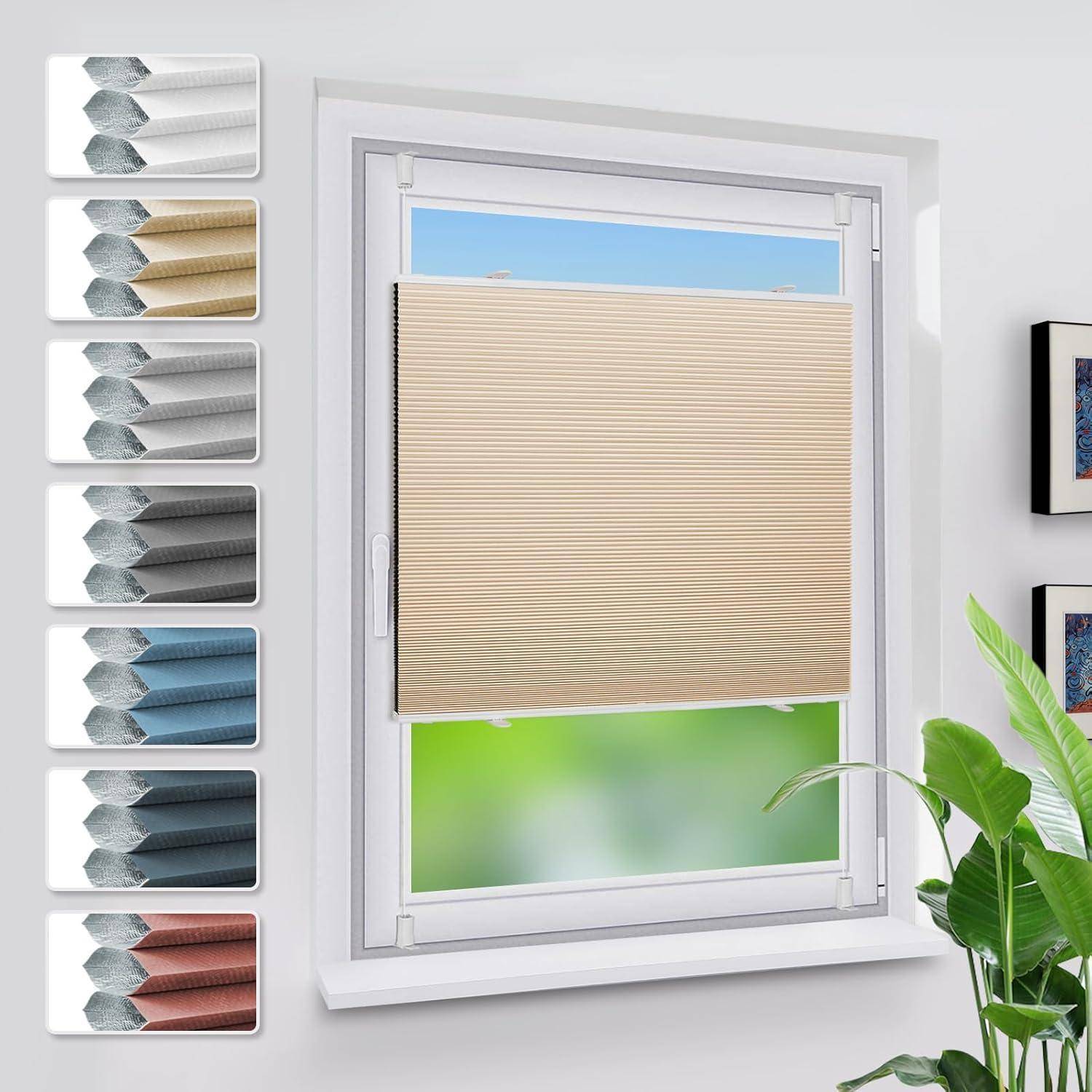 Fenster mit einem beigen Plissee-Rollo, umgeben von Stoffmustern in verschiedenen Farben auf der linken Seite, die Farboptionen veranschaulichen.