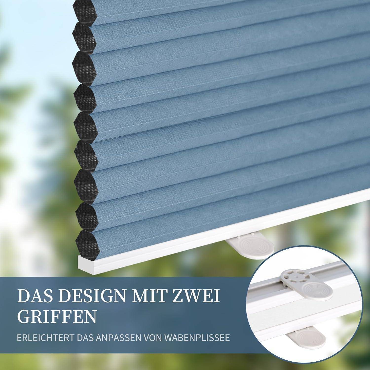 Ein blauer Plissee-Vorhang im Akkordeon-Stil mit einem Nahaufnahmeeinsatz, der seinen Griff zeigt. Der deutsche Text lautet: 'Das Design mit zwei Griffen erleichtert das Anpassen von Wabenplissee.