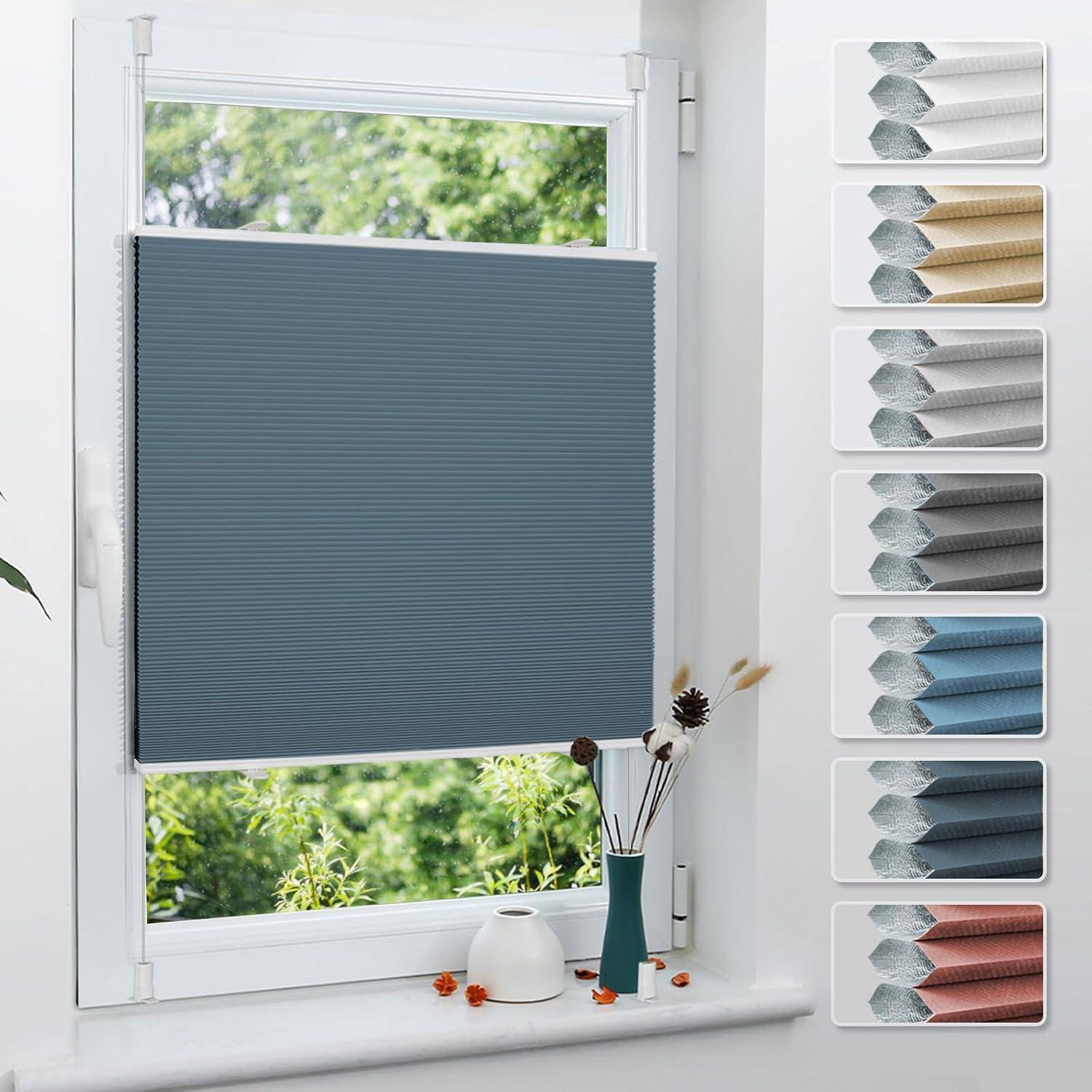 Blauer gefalteter Fenstervorhang teilweise zugezogen, grüne Bäume im Hintergrund sichtbar. Seitliche Farbmuster zeigen verschiedene Farboptionen für den Vorhang.