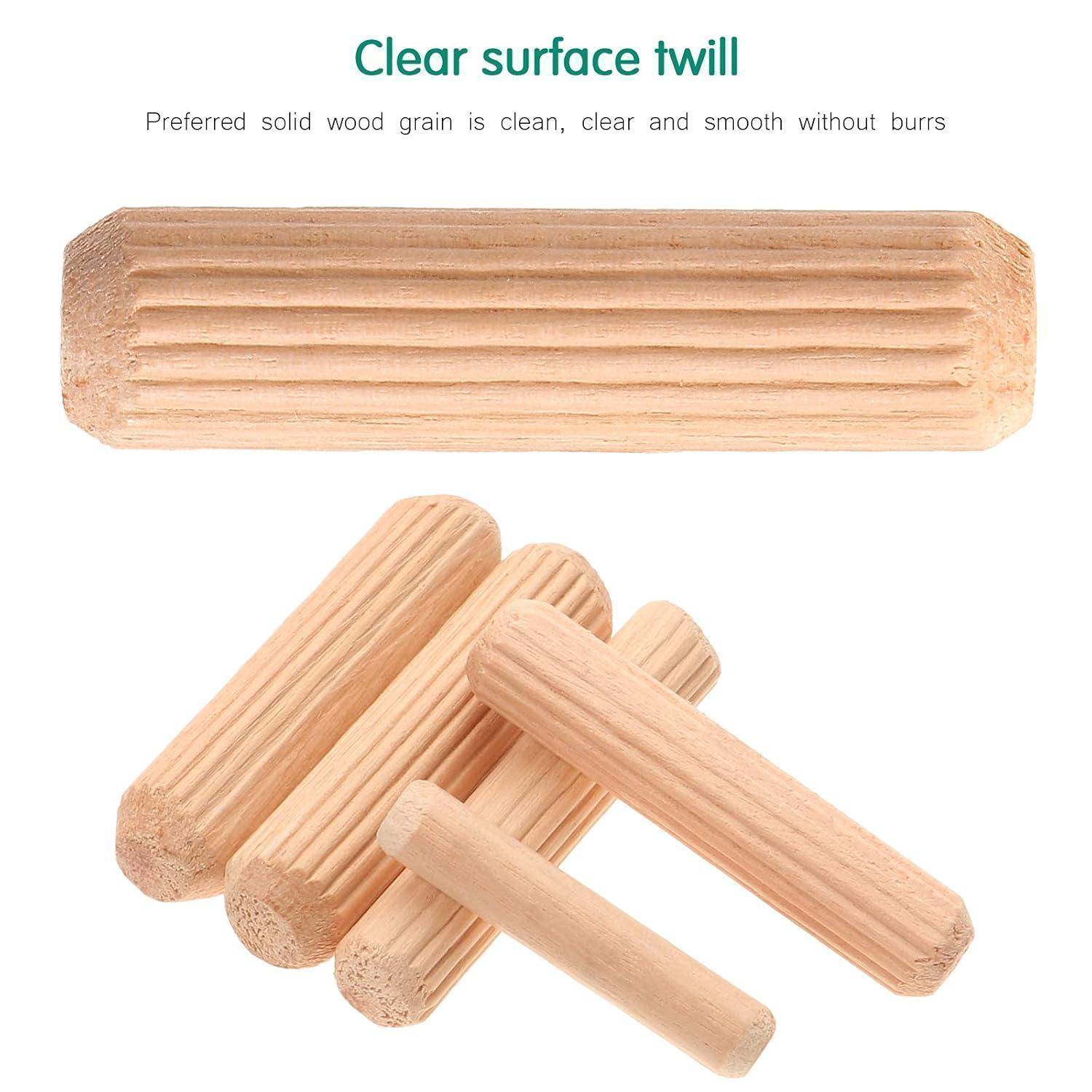 Massive Holzdübel mit einer klaren, glatten Oberfläche und Köperbindungsstruktur. Text lautet: „Bevorzugte Holzmaserung ist sauber, klar und glatt ohne Grate.