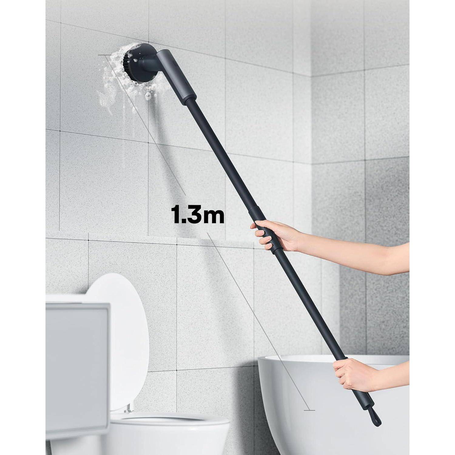 Eine Person, die einen Duschkopfverlängerungshalter an einer Badezimmerwand hält und einen einstellbaren Reichweite von '1,3 m' veranschaulicht.