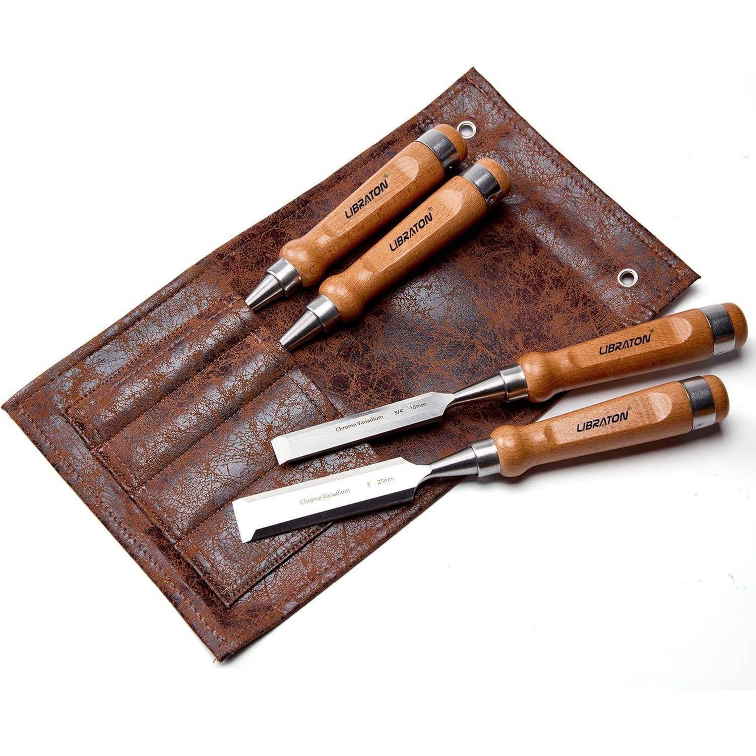 Ein Satz von drei Holzbearbeitungsmeißeln mit Holzgriffen, die mit 'LIBRATION' beschriftet sind, in einer braunen Leder-Rolltasche mit einzelnen Fächern.