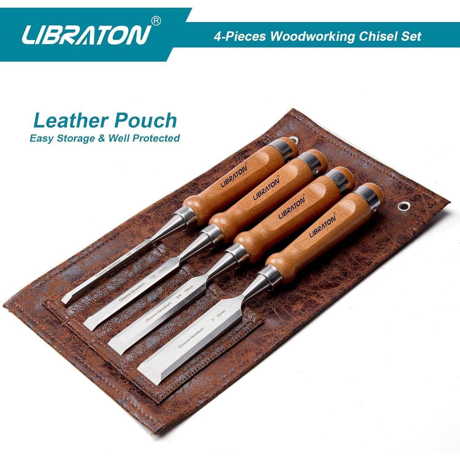 Ein Set aus vier Holzbearbeitungsmeißeln mit Holzgriffen, die auf einer Ledertasche ausgelegt sind. Der Text enthält 'LIBRATON' und '4-teiliges Holzbearbeitungs-Meißel-Set'.