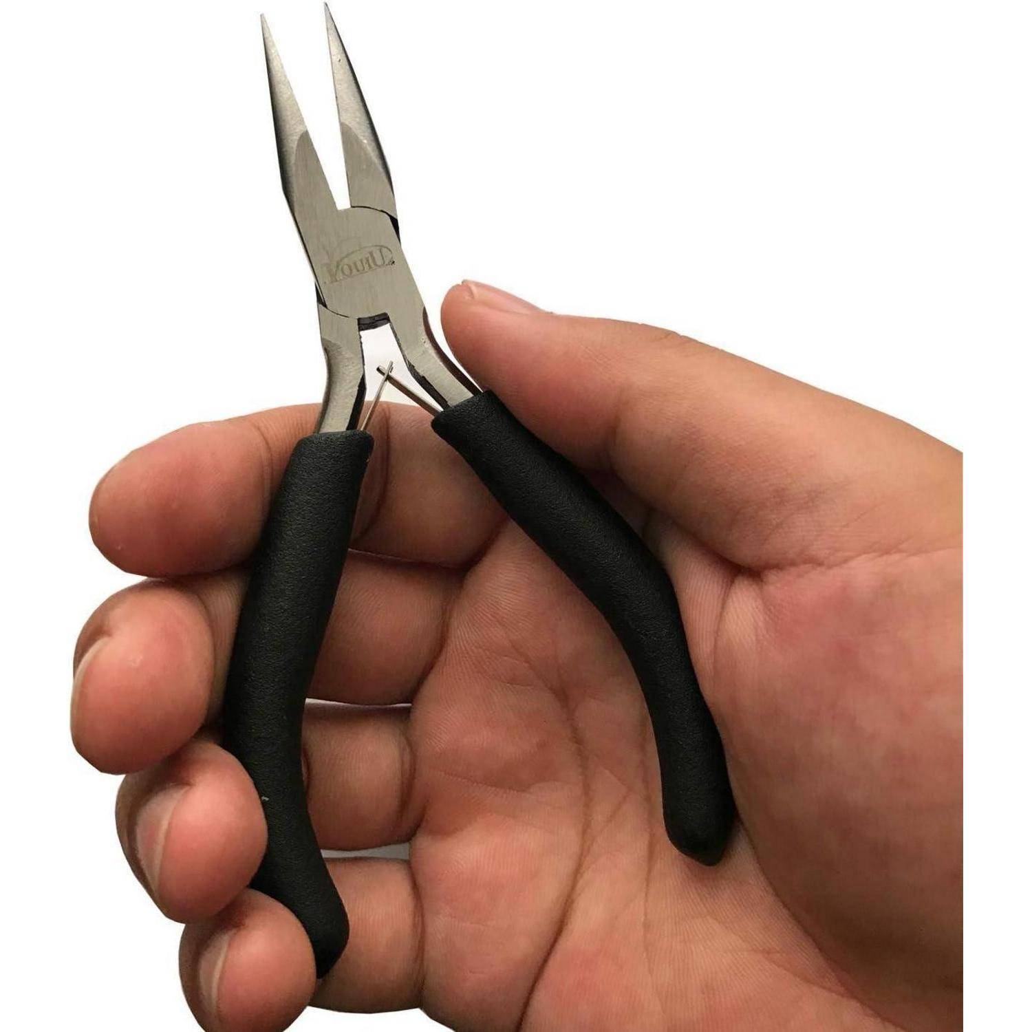 Eine Hand, die ein Paar Langzangen mit schwarzen Griffen hält und dabei die Größe und Griffeigenschaften des Werkzeugs präsentiert.