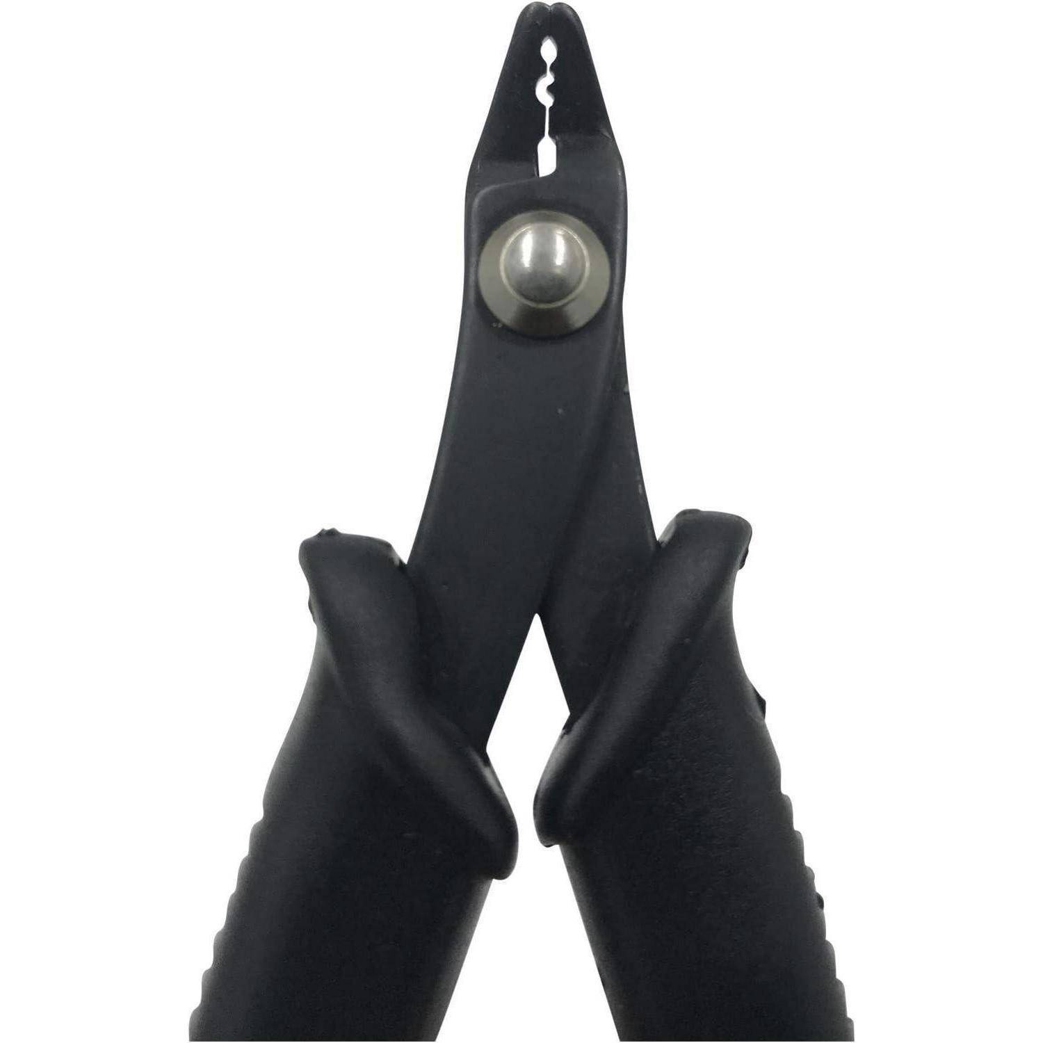Schwarze Zange mit scharfen, spitzen Enden und einem metallischen Mitteldrehpunkt, verwendet zum Greifen kleiner Objekte oder für Präzisionsaufgaben.