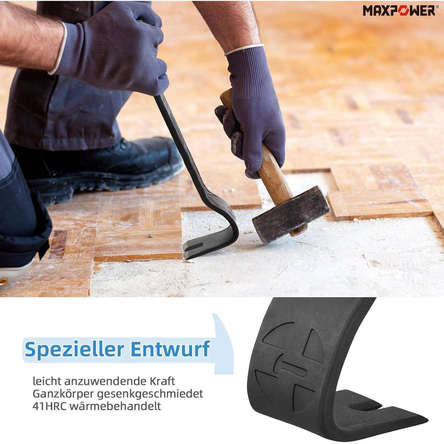 Eine Person mit Handschuhen verwendet eine Brechstange und einen Hammer, um einen Nagel aus einer Holzoberfläche zu entfernen.