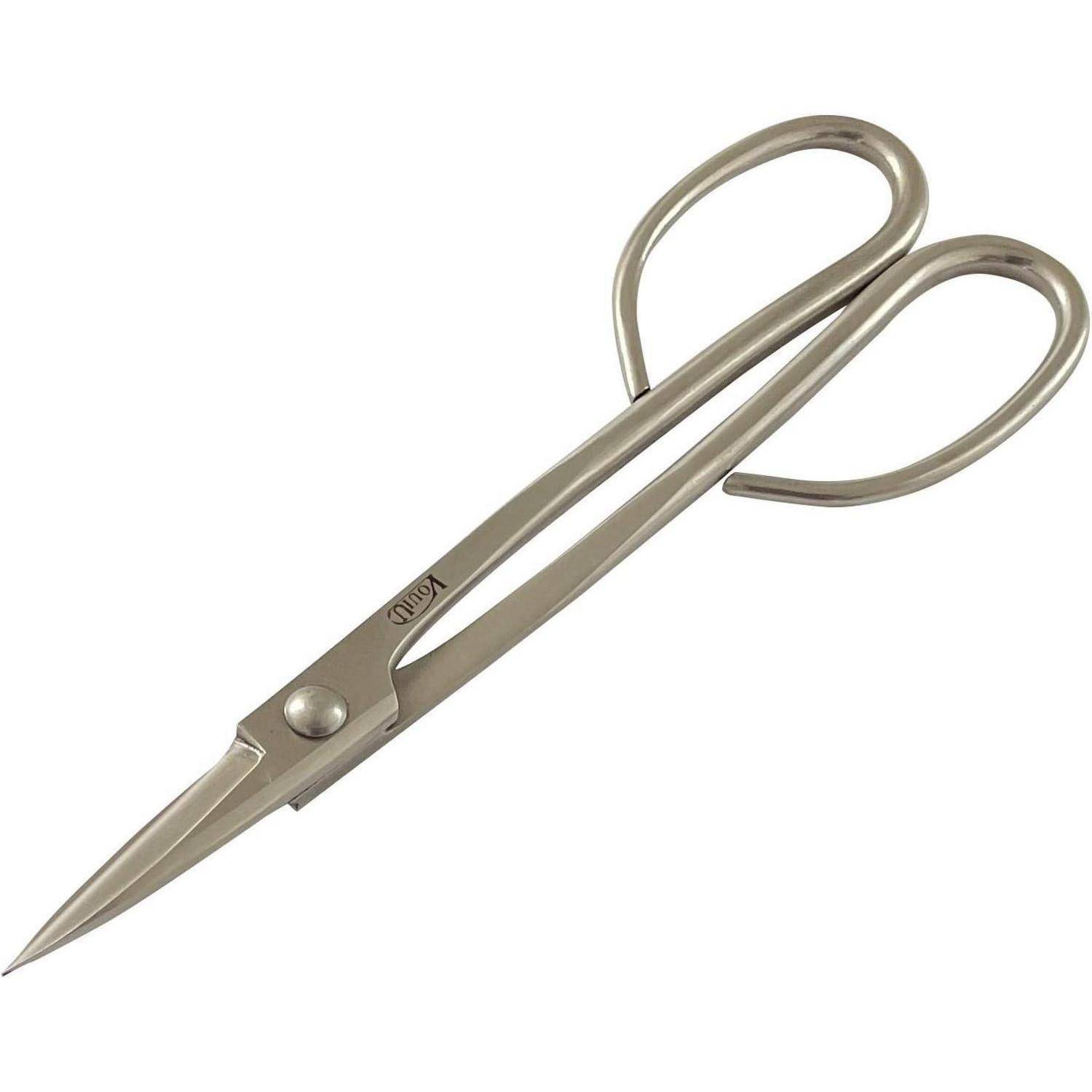 Eine Schere mit scharfen, silbernen Klingen und länglichen Griffen, die speziell für präzises Schneiden von Stoff und Fäden entwickelt wurde.