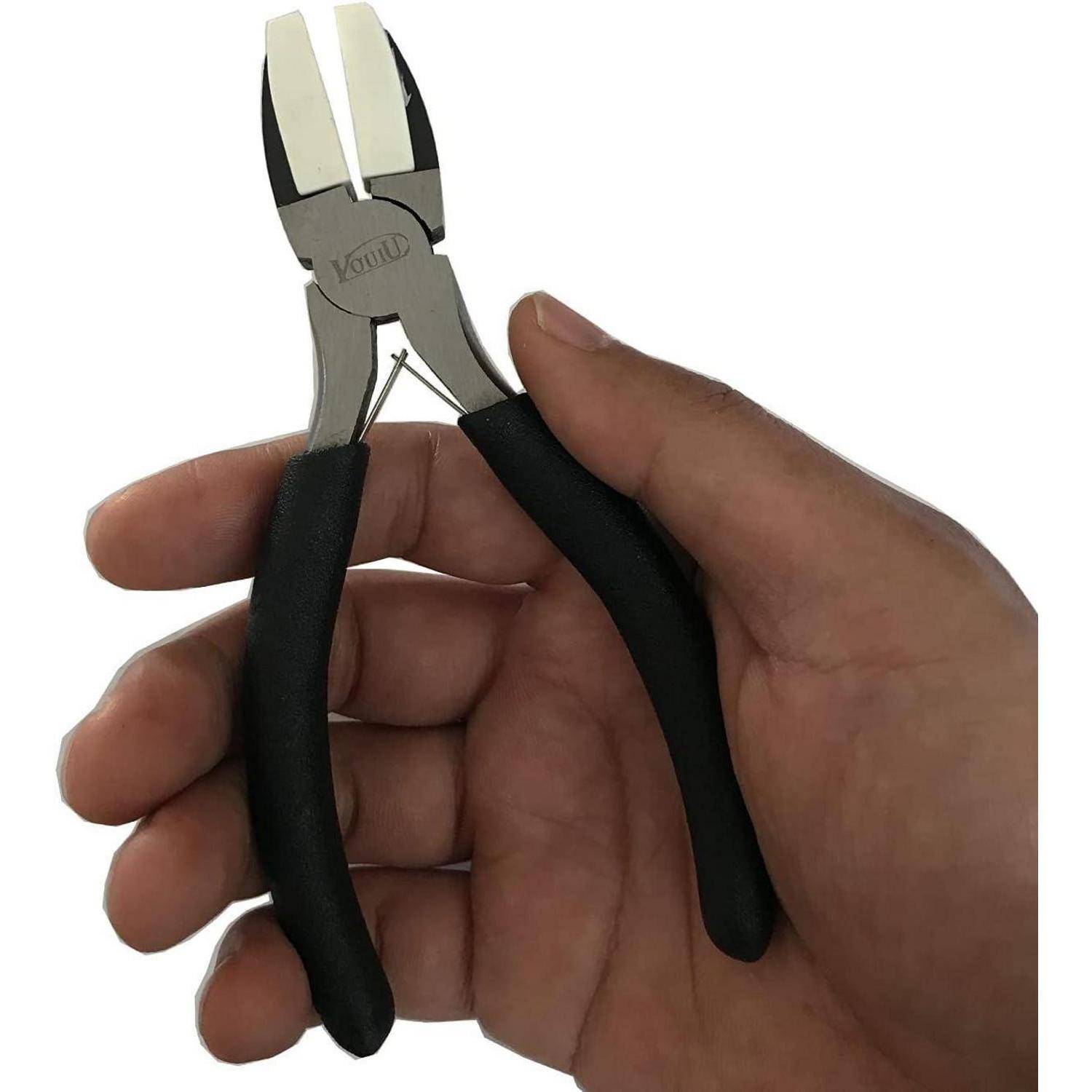 Eine Hand, die eine Zange mit schwarzem Griff hält, die den Griff und die Größe des Werkzeugs präsentiert, geeignet für manuelle Aufgaben oder Reparaturen.