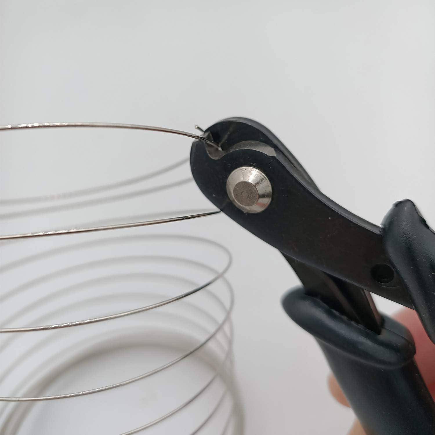 Handgriffe von Zangen, die einen dünnen Draht aus einer Schraubendruckfeder vor einem einfarbigen Hintergrund abschneiden.