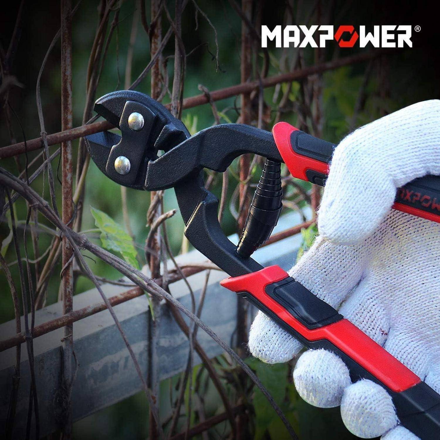 Eine mit einem Handschuh bedeckte Hand verwendet einen MAXPOWER-Bolzenschneider, um einen Maschendrahtzaun zu durchtrennen. Grünes Laub ist im Hintergrund sichtbar.