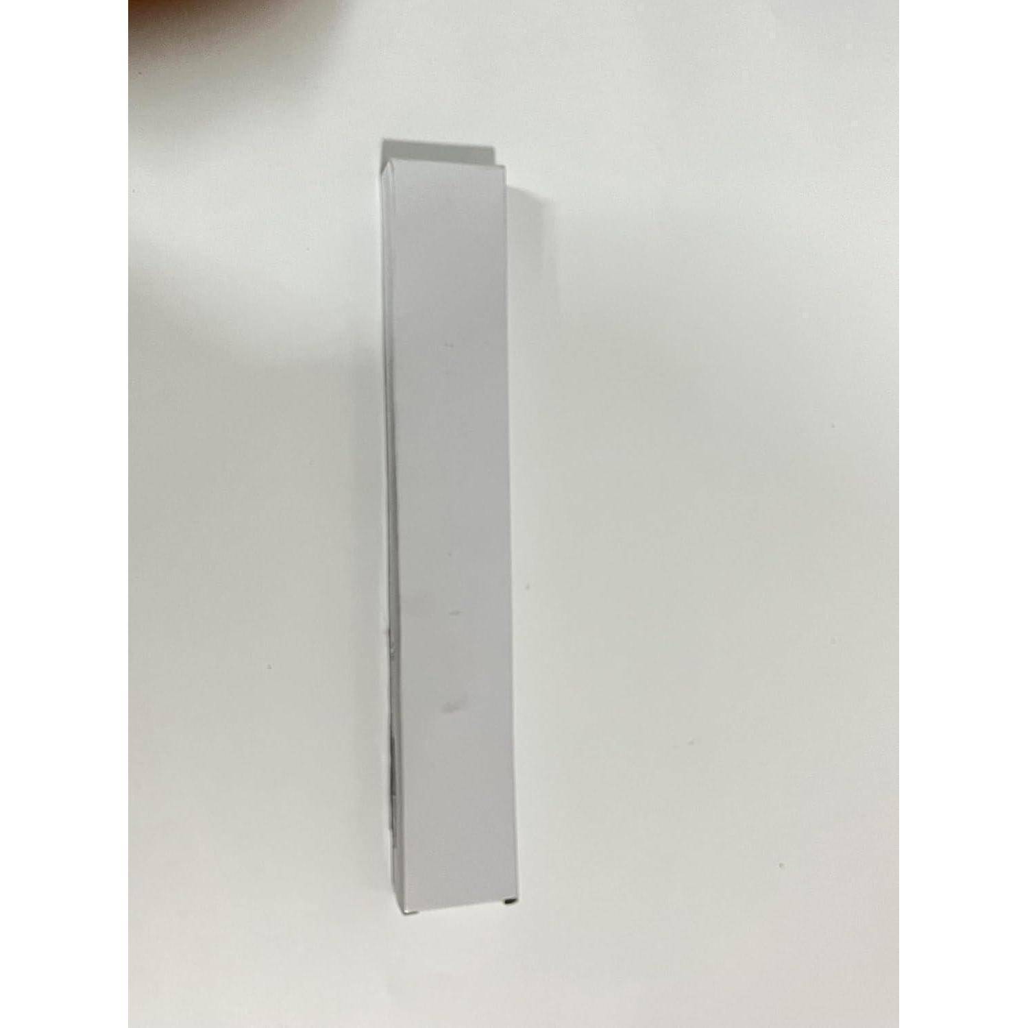 Eine weiße rechteckige Box, die vertikal auf einer weißen Oberfläche steht und einen dezenten Schatten nach links wirft.