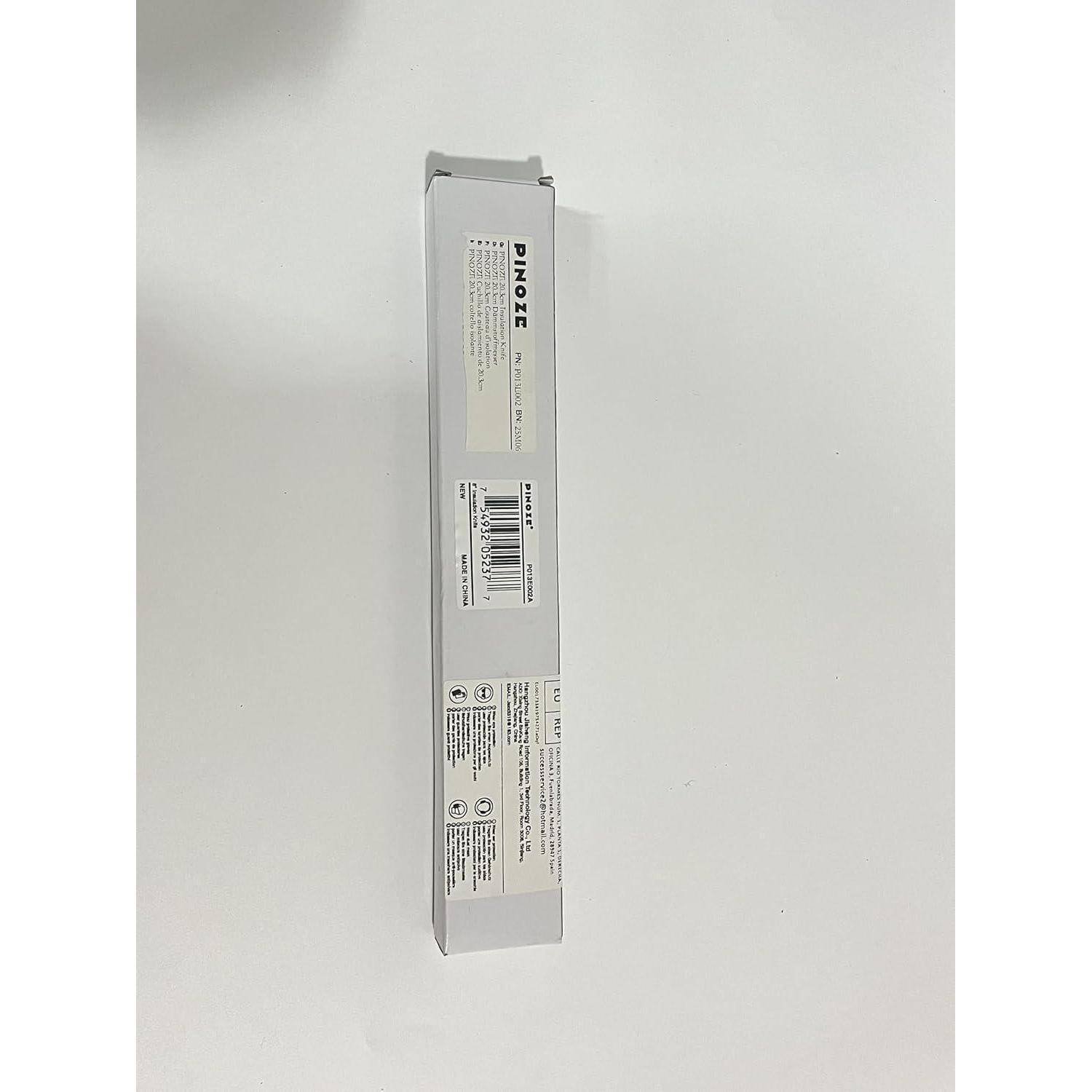 Eine weiße rechteckige Box, die von der Seite betrachtet wird, mit Text und Barcodes, möglicherweise eine Produktverpackung.