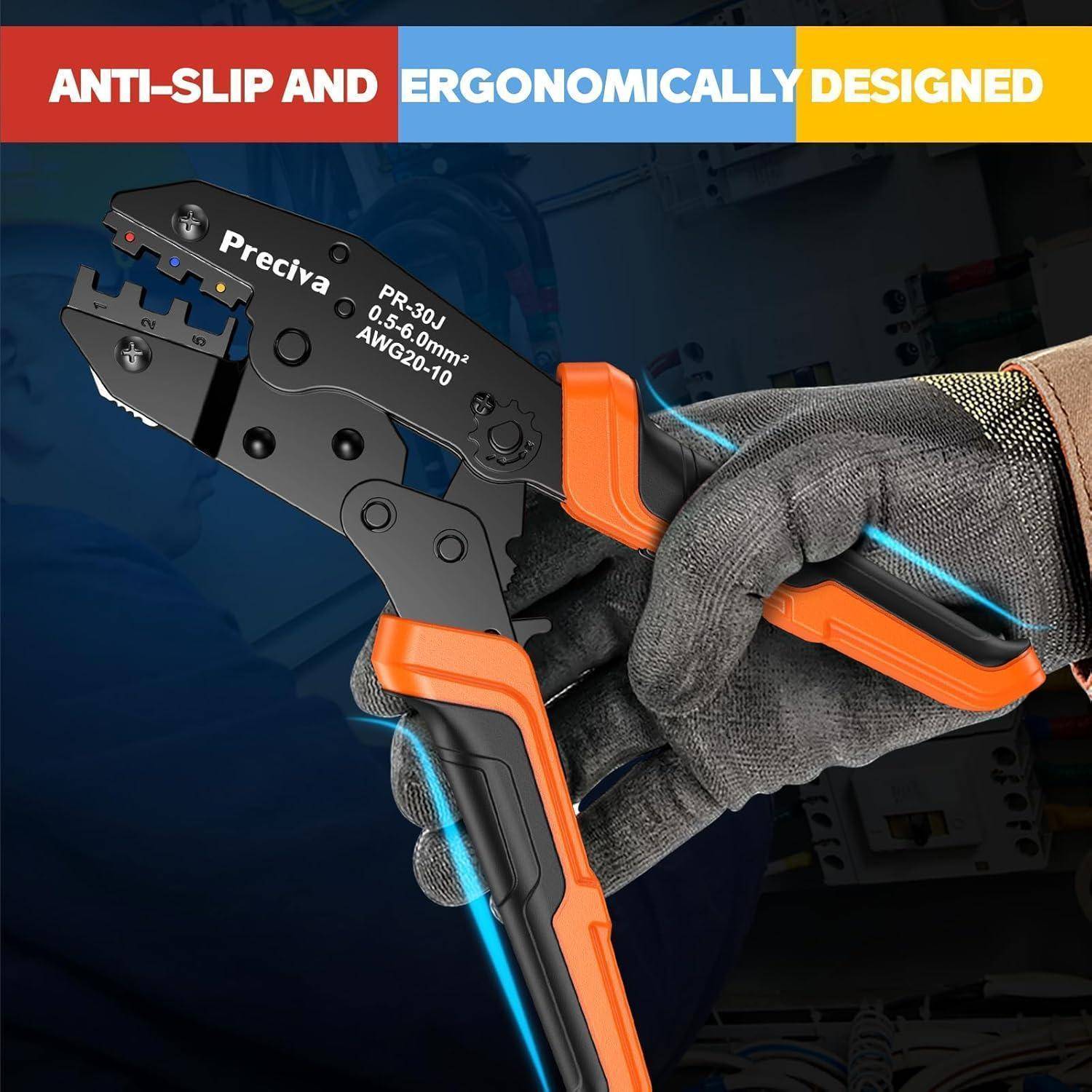 Eine Hand hält ein ergonomisches Crimpwerkzeug in Orange und Schwarz für AWG-10-22-Kabel vor einem unscharfen industriellen Hintergrund.