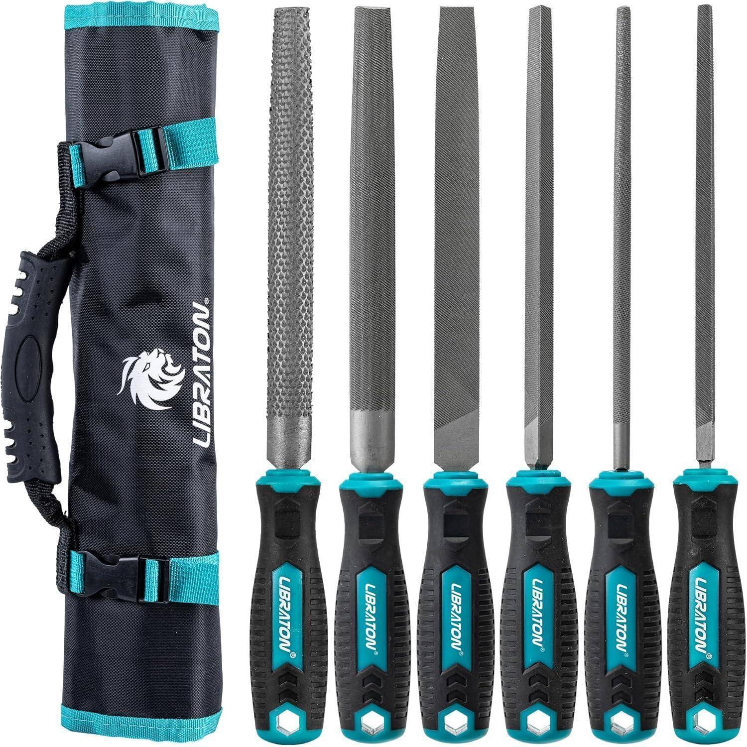 Ein Satz von sechs Handfräsern mit blauen und schwarzen Griffen, neben einer schwarzen und türkisfarbenen Werkzeugtasche, die mit 'LIBRATON' beschriftet ist.