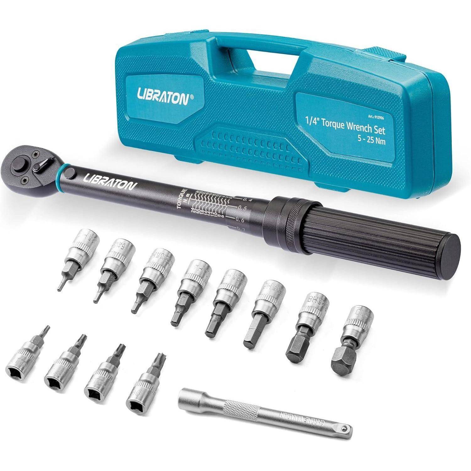 Drehmomentschlüssel-Set: Enthält einen 1/4-Zoll-Drehmomentschlüssel, verschiedene Steckschlüssel und Bits. Die beschriftete Tasche liest sich: LIBRATON, 5-25 Nm.