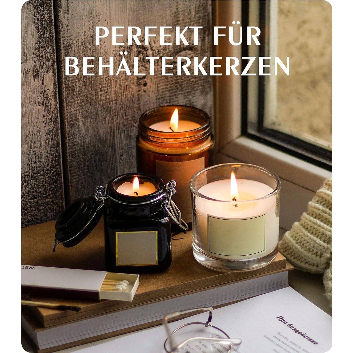 Kerzen in verschiedenen Behältern stehen auf einer Fensterbank mit Streichhölzern. Text liest sich 