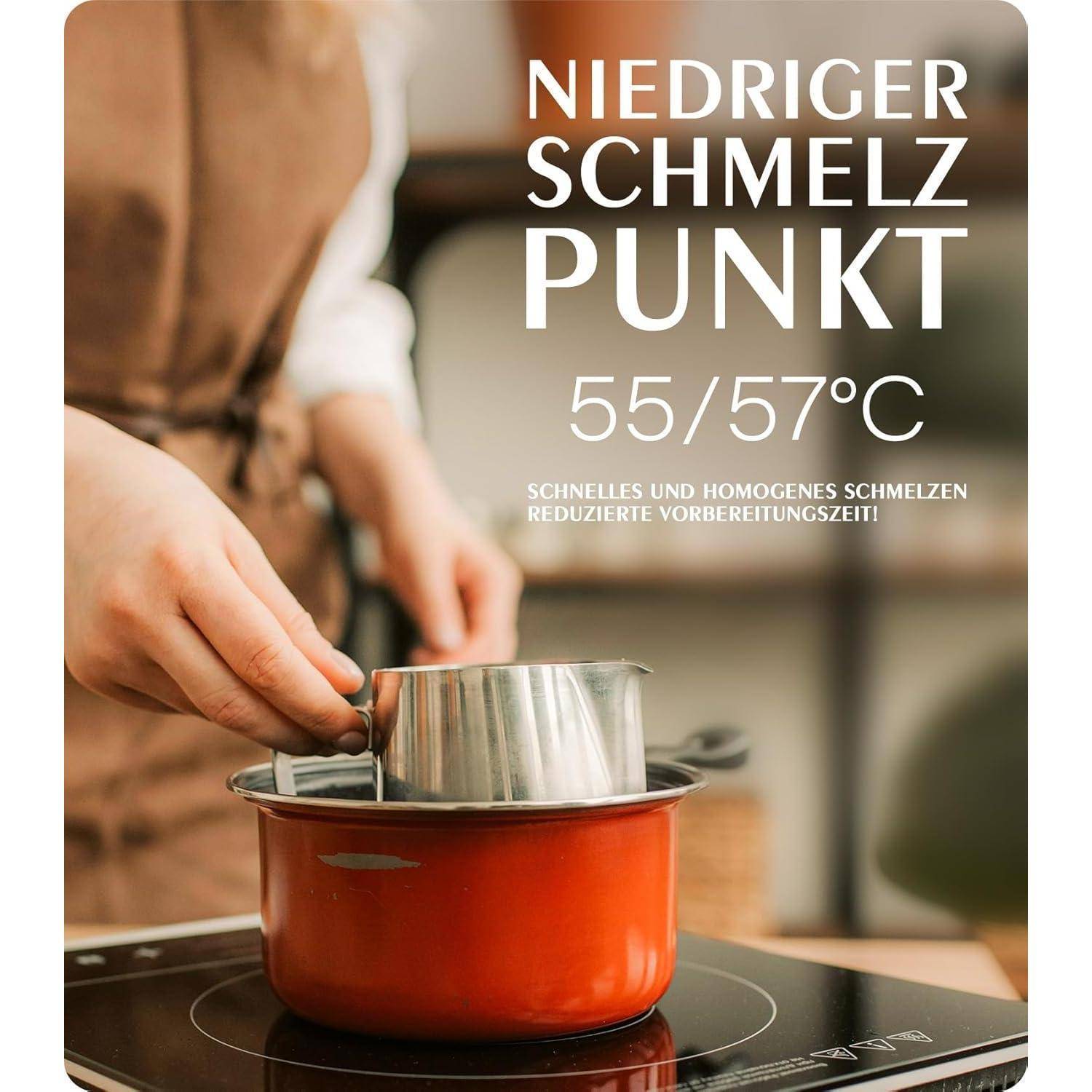 Eine Person stellt einen Metalltiegel auf einen roten Herd. Der Text lautet 'Niedriger Schmelzpunkt 55/57°C', was auf einen schnellen und gleichmäßigen Schmelzvorgang hindeutet.