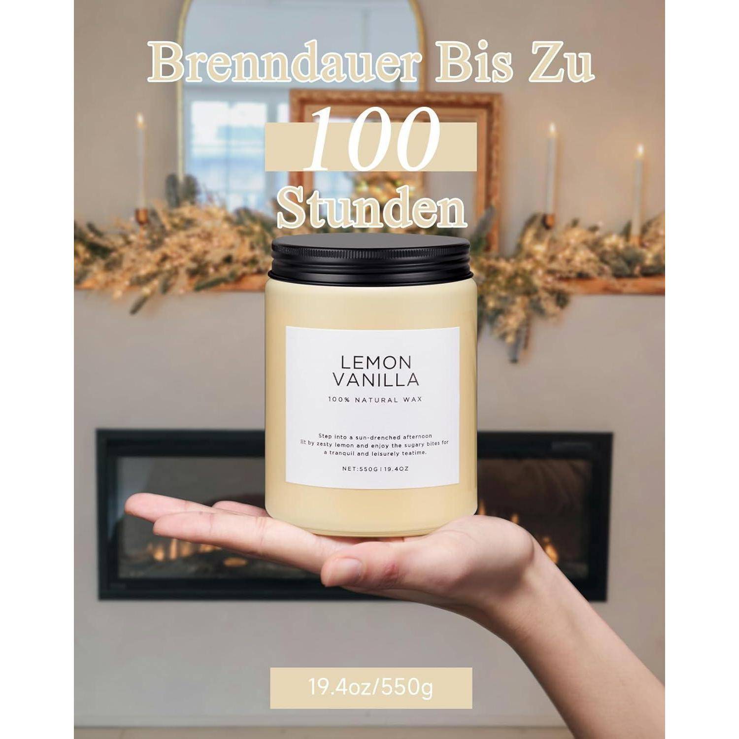 Eine Hand hält eine Kerze mit der Aufschrift 'Zitrone Vanille' und dem Etikett '100% Natürliches Wachs' vor einem Kamin, der mit Grünpflanzen und Lichtern geschmückt ist. Der Text lautet 'Brenndauer Bis Zu 100 Stunden'.