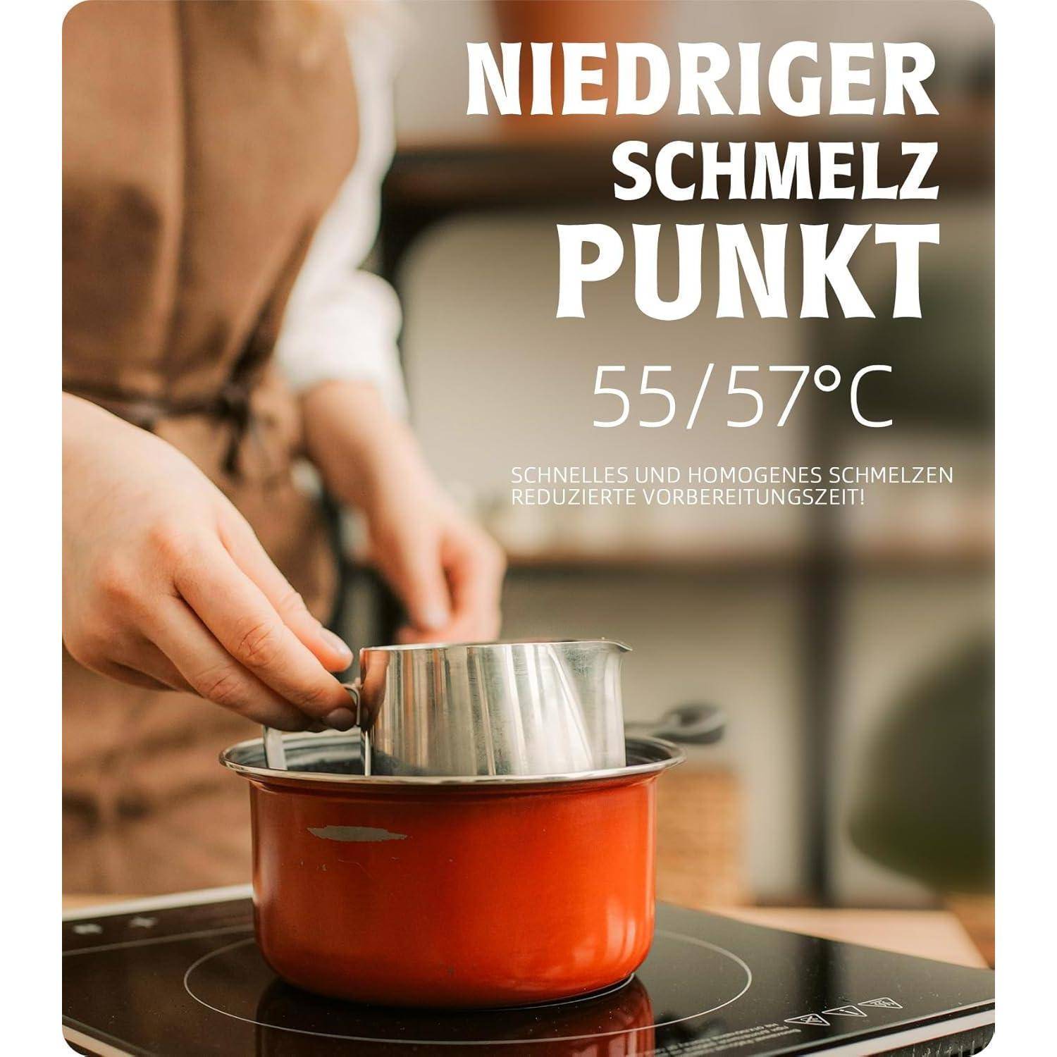 Eine Person hält einen Metallbehälter über einen roten Topf auf einem Herd. Text im Bild hebt ein Merkmal hervor: 'Niedriger Schmelzpunkt 55/57°C'.