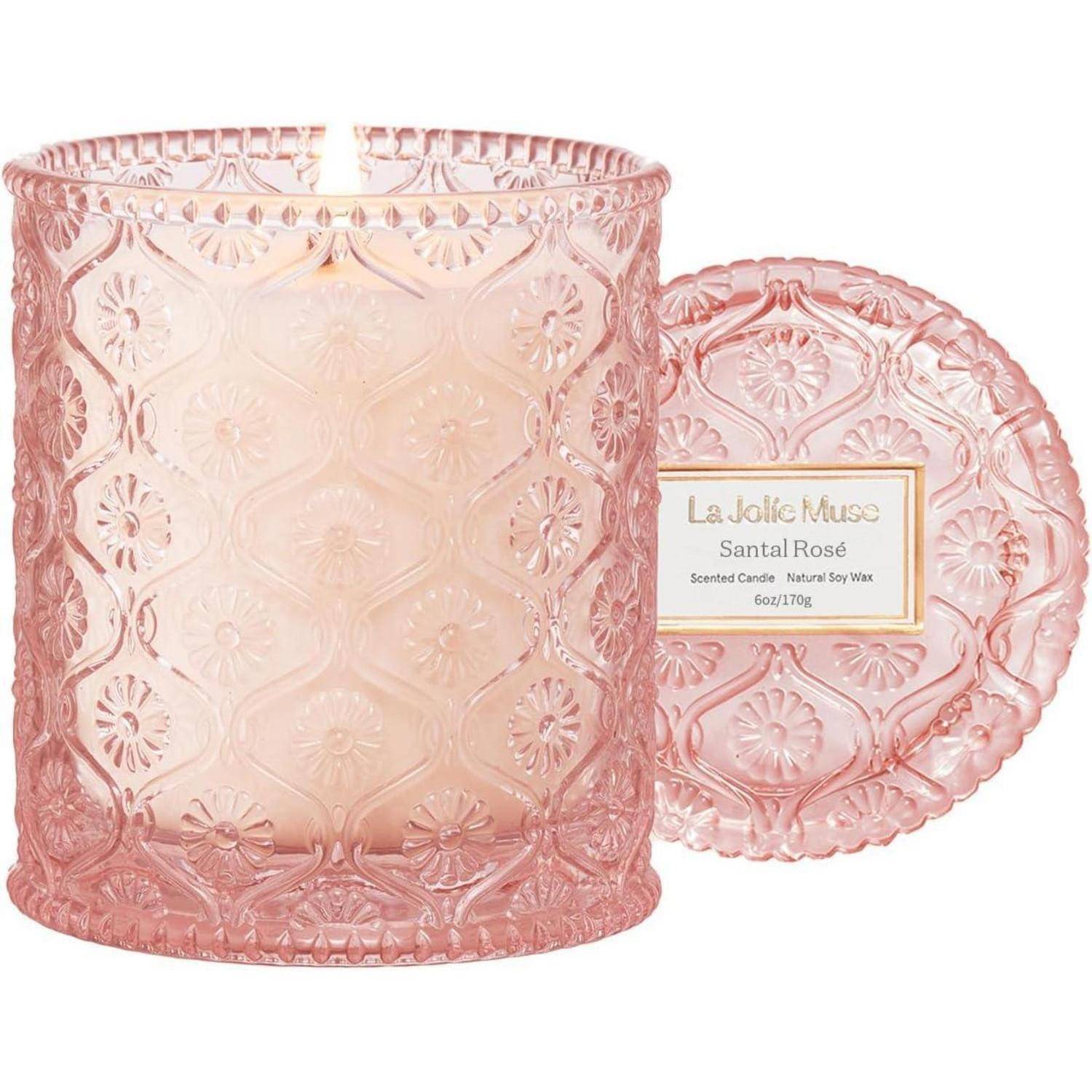 Eine rosa gemusterte Glaskerze mit einem Deckel, beschriftet mit 'La Jolie Muse, Santal Rose, Duftkerze, 6 oz/170g.