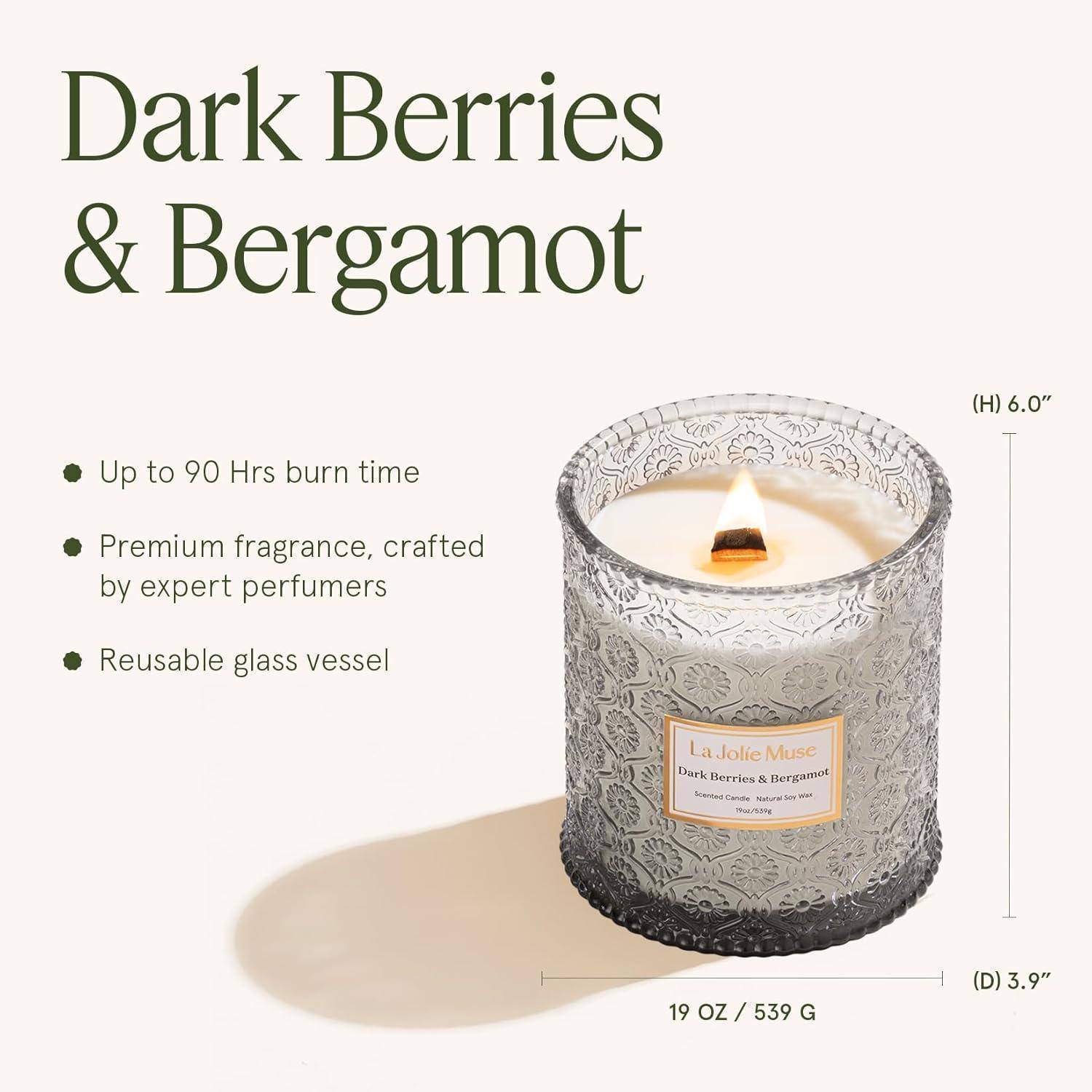 Kerze mit der Bezeichnung 'Dunkle Beeren & Bergamotte', Brenndauer von 90 Stunden, Premium-Duft, in wiederverwendbarem Glas. Abmessungen: 6