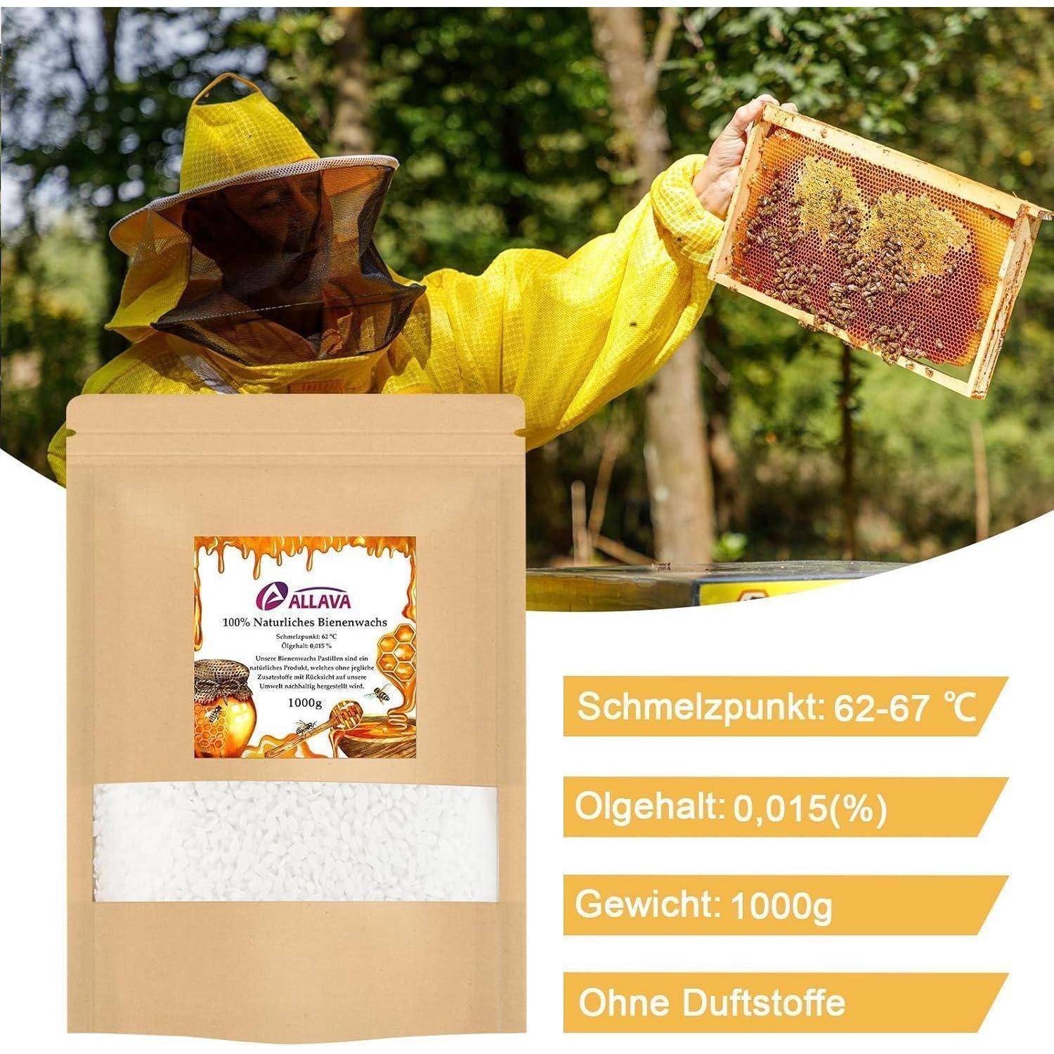 Eine Person in Imkerausrüstung untersucht eine Honigwabe. Im Vordergrund liegt eine 1000g-Packung mit Bienenwachs, die mit Schmelzpunkt und Ölgehaltsangaben beschriftet ist.