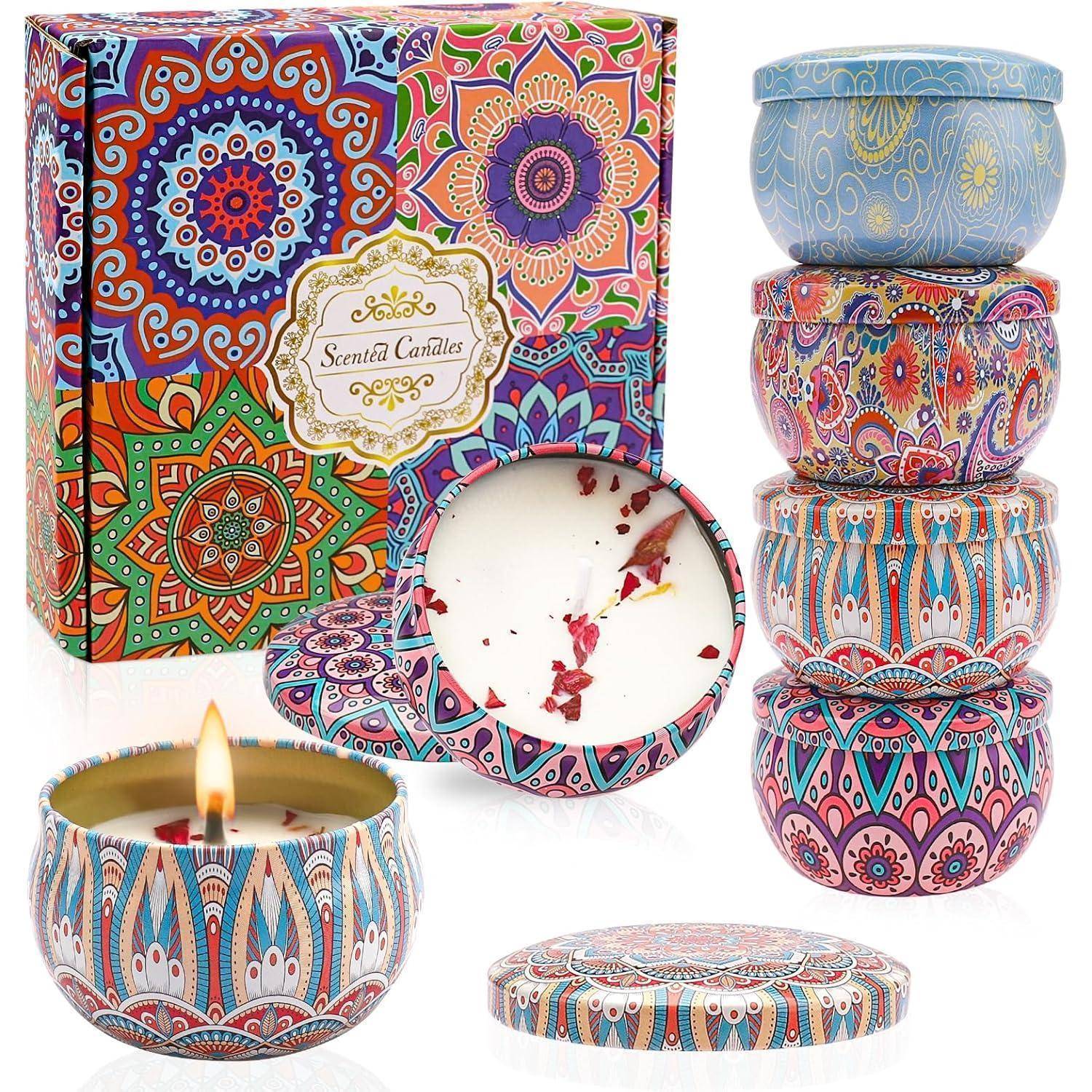 Duftkerzen, präsentiert in dekorativen Dosen und lebendiger Verpackung mit aufwendigen Mustern und bunten Designs. Eine Kerze ist angezündet.