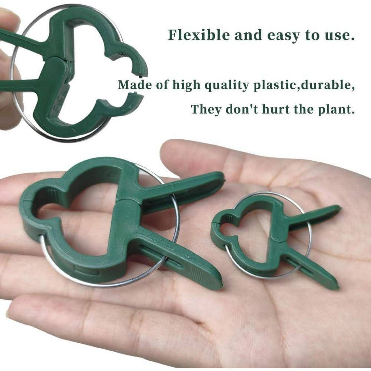 Nahaufnahme von zwei grünen Pflanzenklammern mit Metallringen, die in einer Hand gehalten werden. Text lautet: 'Flexibel und leicht zu bedienen. Aus hochwertigem Kunststoff gefertigt, langlebig. Sie schaden der Pflanze nicht.