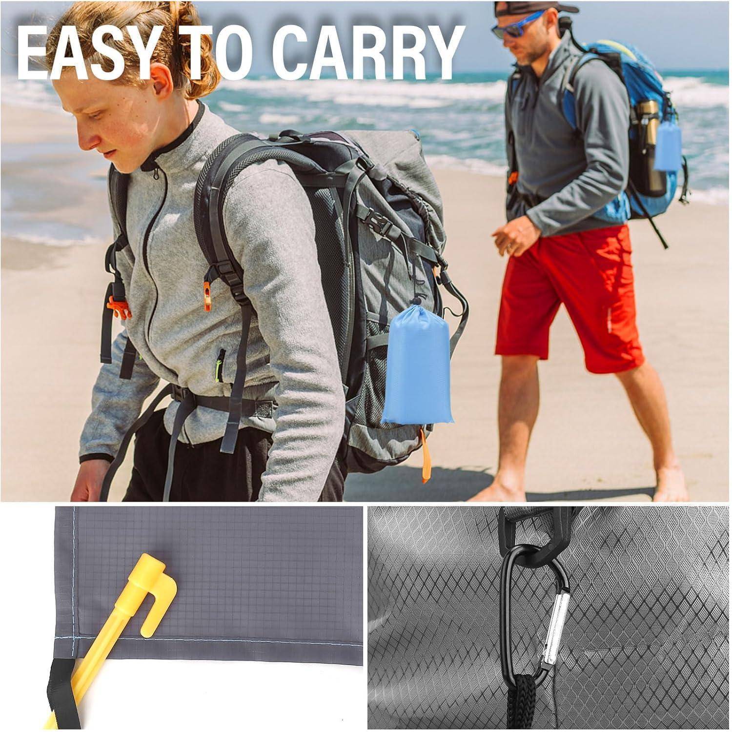 Zwei Menschen gehen an einem Strand, jeder trägt einen grauen Rucksack mit einer hellblauen Flasche daran befestigt. Das Bild betont die Rucksäcke als ‚Leicht zu tragen'.