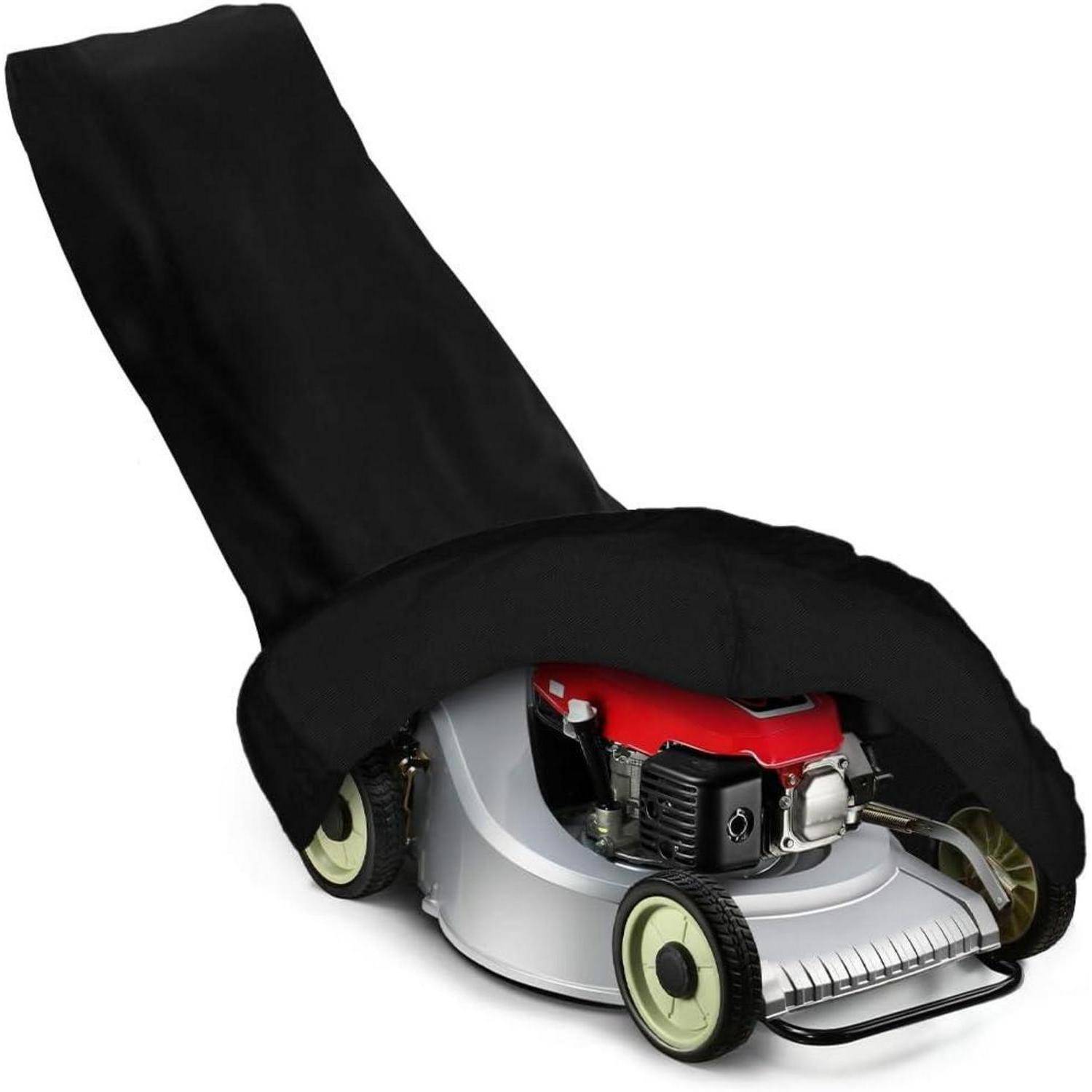 Ein Rasenmäher, der mit einem schwarzen Schutztuch bedeckt ist, wobei der rote Motor und ein Teil der Räder sichtbar sind, was Lagerung oder Schutz betont.