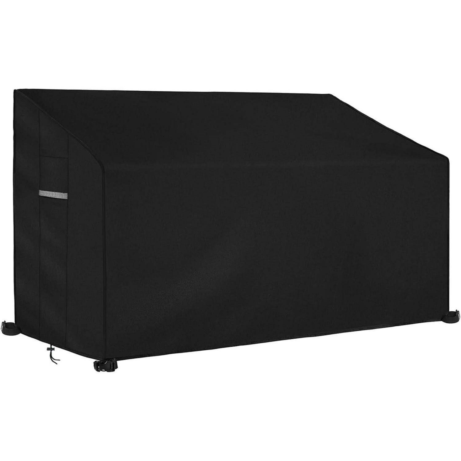 Eine schwarze Abdeckung auf einem großen mobilen Outdoor-Grill, die ihn vor Witterungselementen schützt.