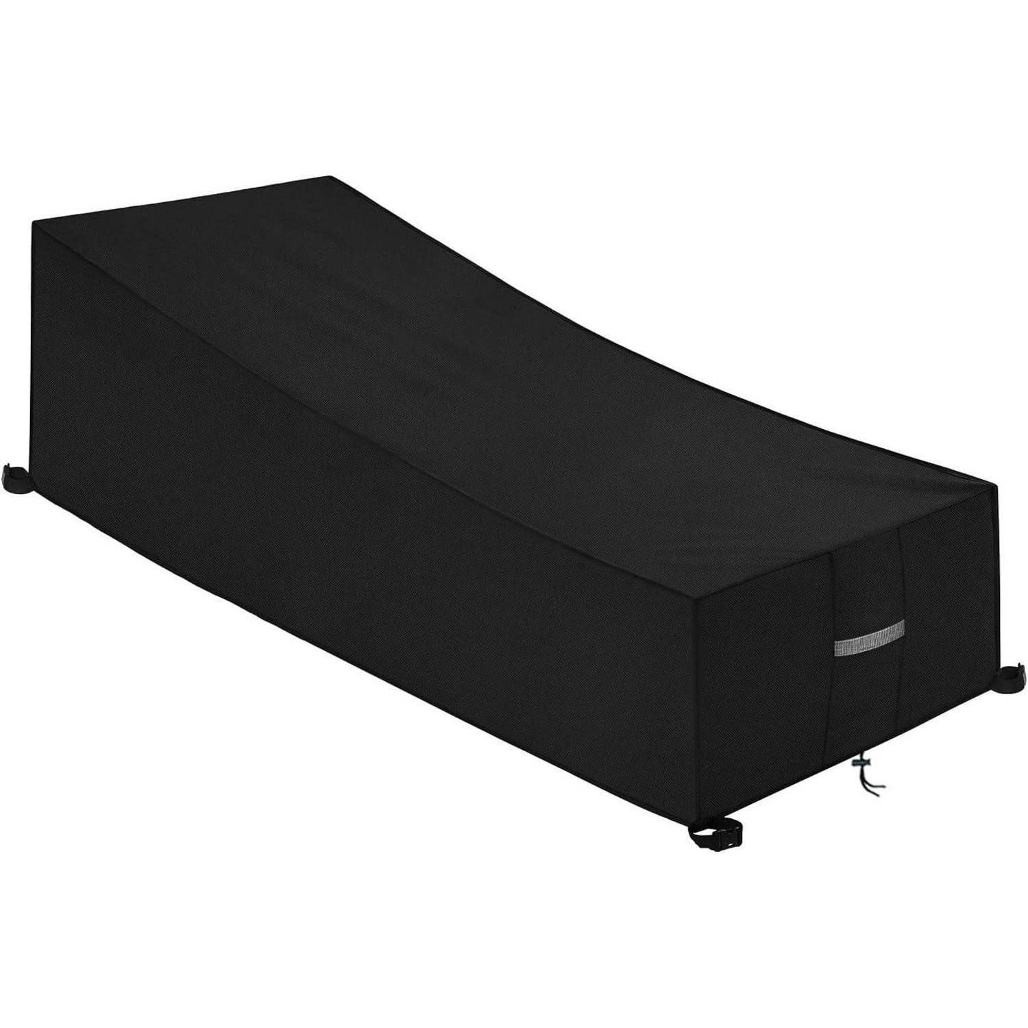 Eine schwarze Outdoor-Sonnenliegen-Abdeckung mit sicheren Befestigungsriemen und einer Belüftungsöffnung für Luftzirkulation. Geeignet zum Schutz von Möbeln vor Witterungselementen.