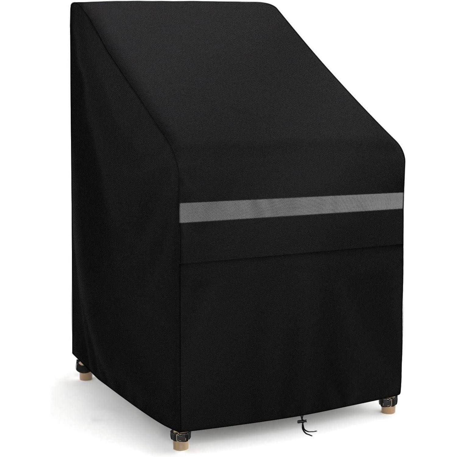 Outdoor-Möbel-Abdeckung, schwarz mit reflektierendem Streifen, entwickelt zum Schutz eines Stapels von Gartenstühlen vor Witterungselementen.