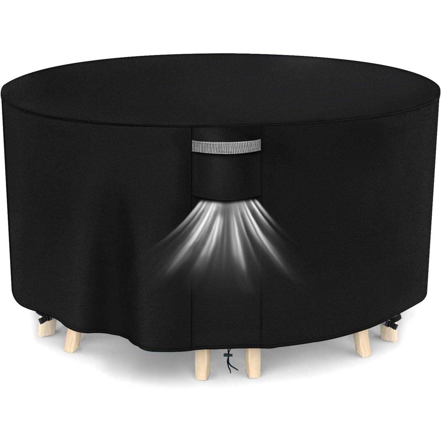 Eine schwarze runde Gartenmöbel-Abdeckung mit Belüftungsöffnungen am unteren Rand, Befestigungsriemen und einer Kordelzugsaum für Haltbarkeit und optimale Passform.