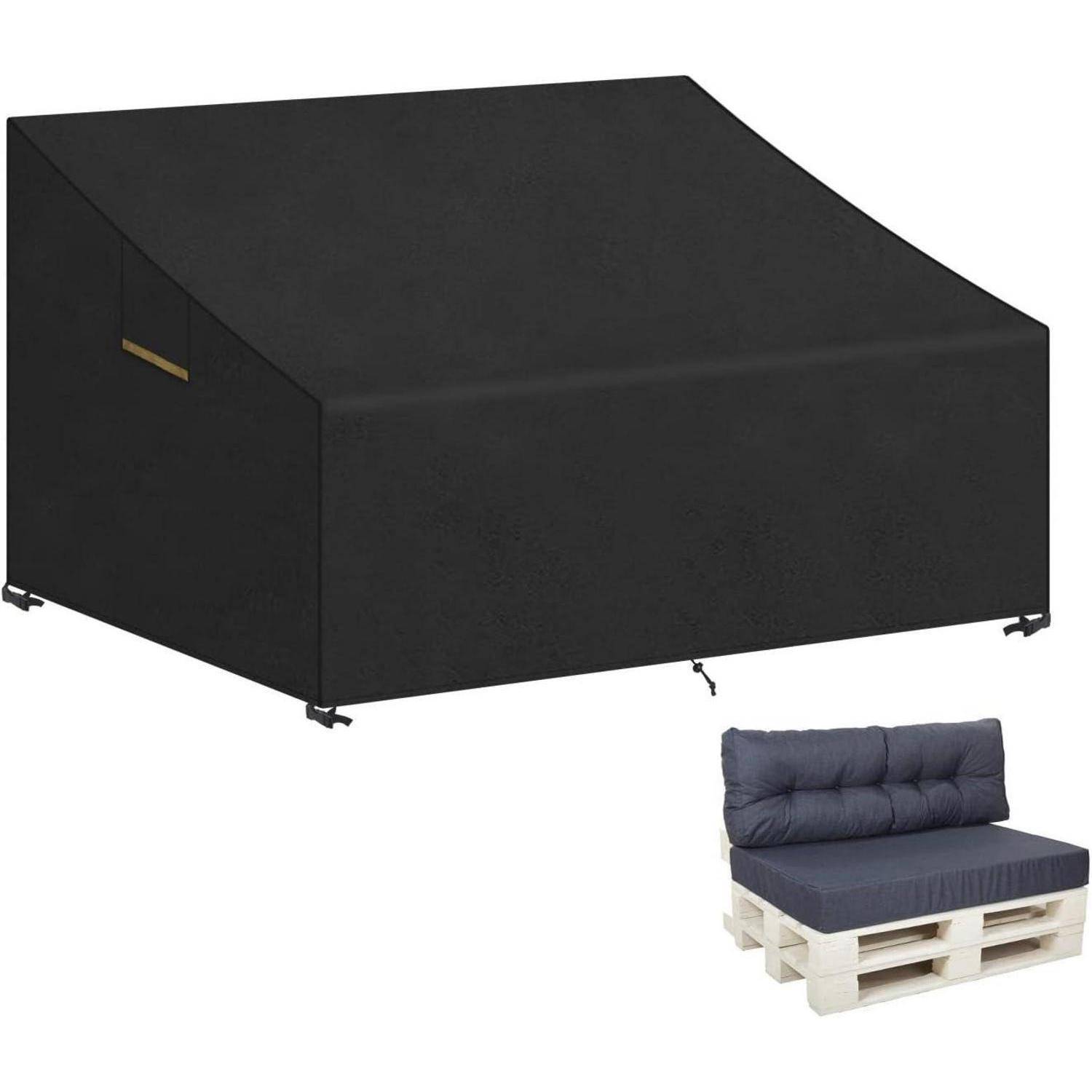 Dunkle Schutzabdeckung über einer Outdoor-Möbel-Anordnung; in der Nähe eine gepolsterte Paletten-Couch.